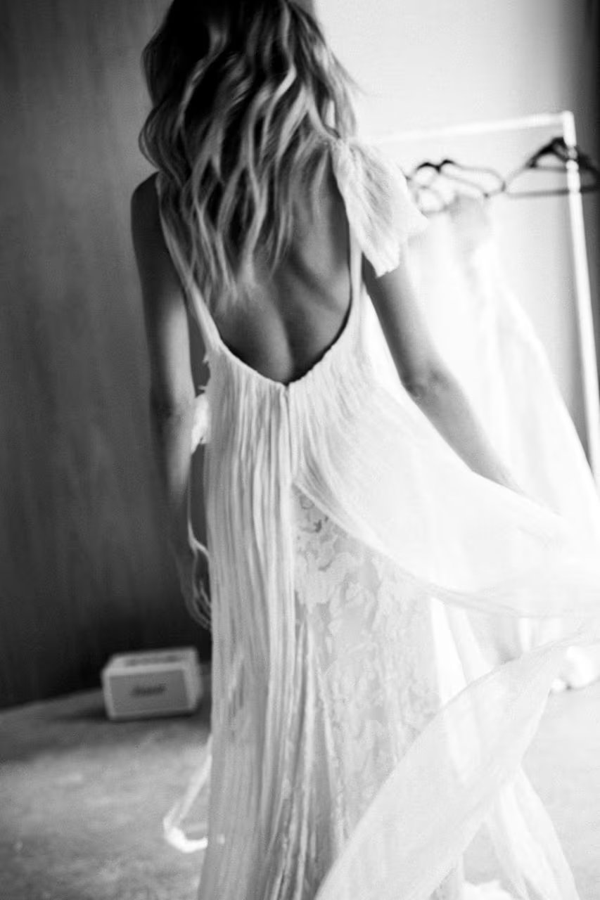 La colección retoma elementos clásicos, pero incorpora una mirada contemporánea y personal sobre el vestido de novia 