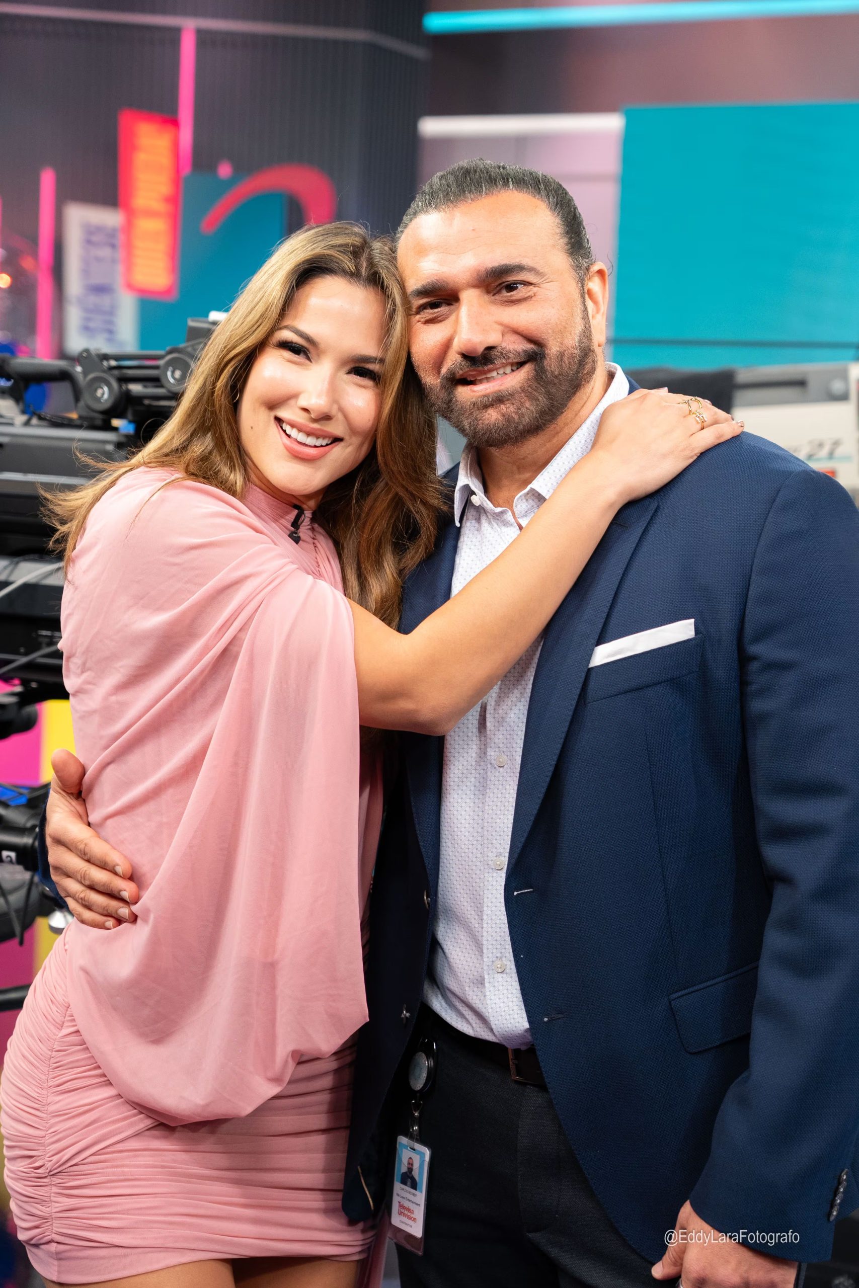 Alejandra Jaramillo posa junto a Carlos Mesber, CEO de We Love Entertainment y productor general del show, en un evento promocional.