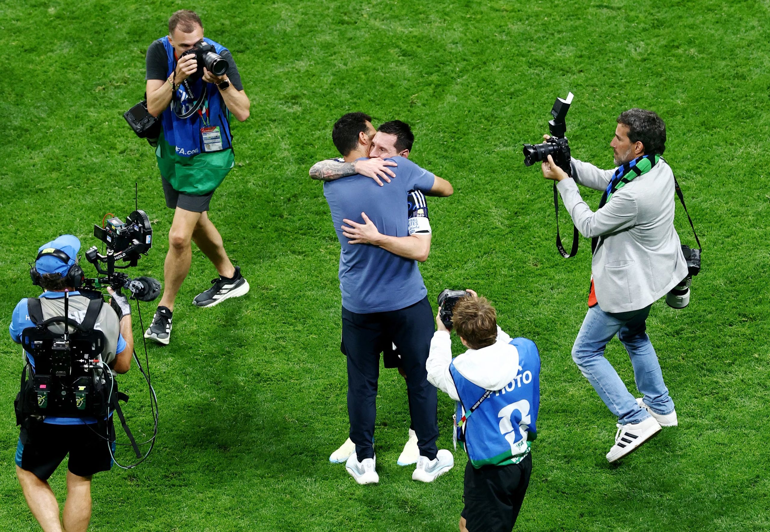 El abrazo entre Scaloni y Messi luego del triunfo frente a Inglaterra (Foto REUTERS/Lee Smith)