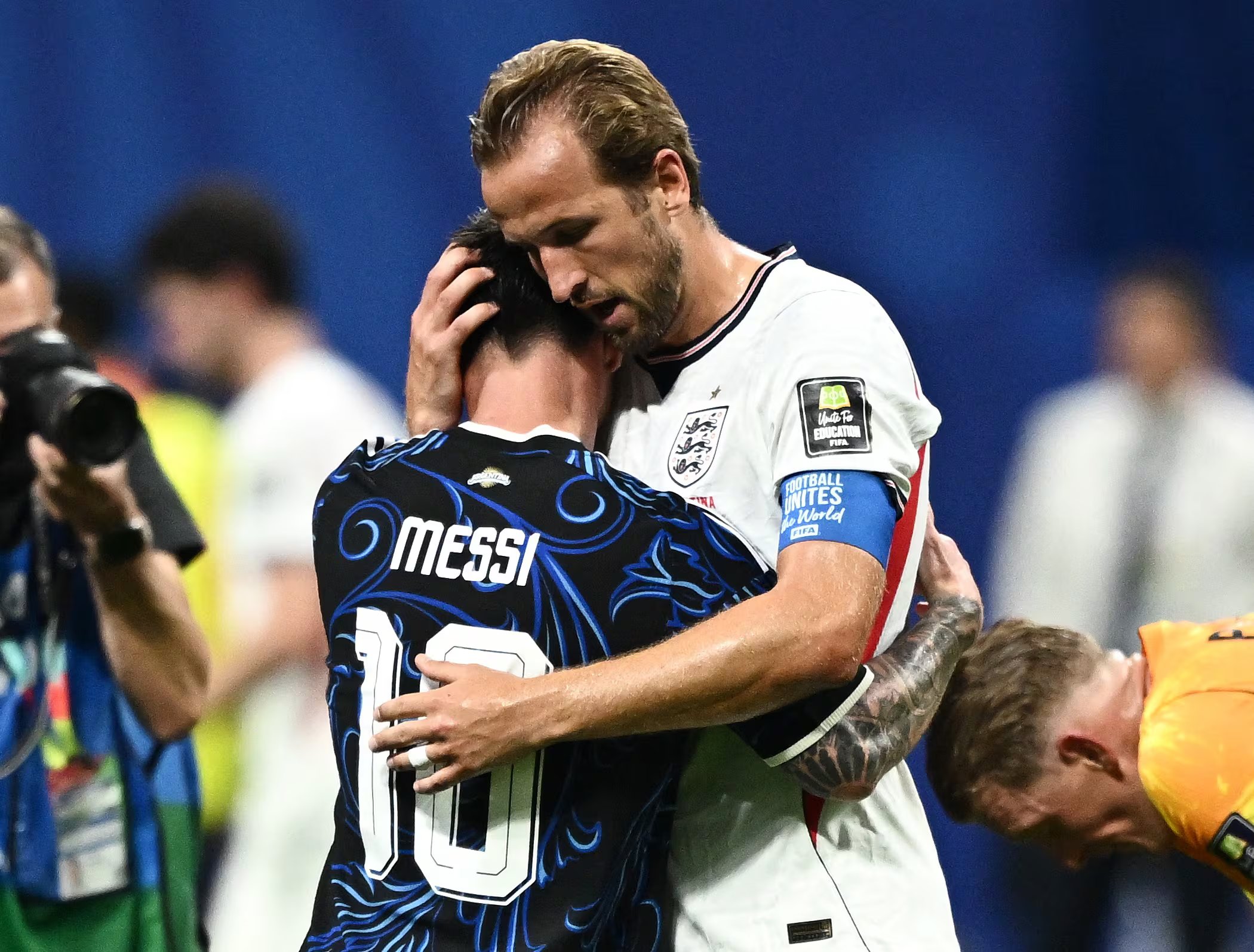 El respetuoso saludo entre los capitanes luego del partido (Foto REUTERS/Dylan Martinez)