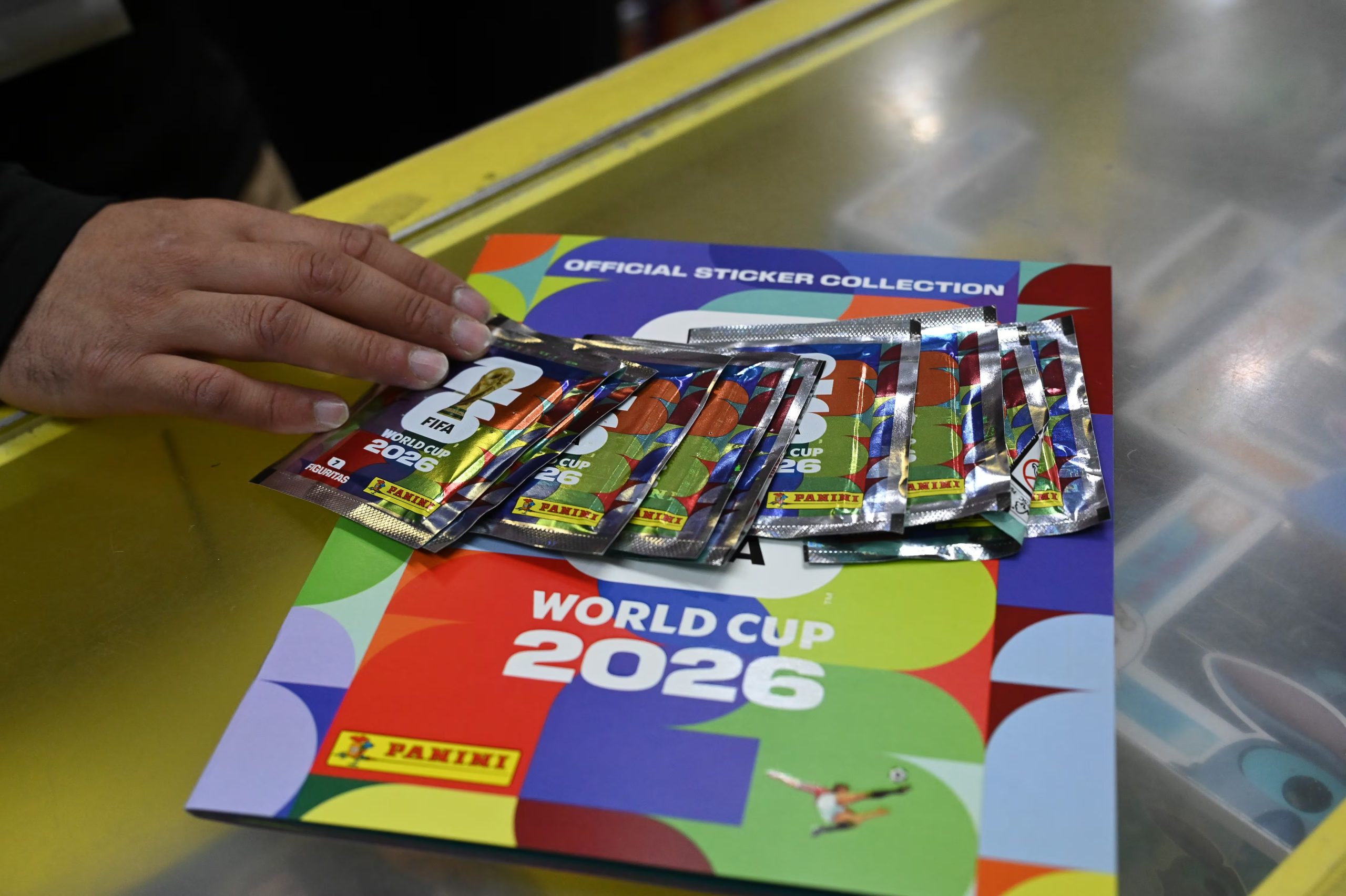 Una persona muestra paquetes de cromos y el álbum del Mundial 2026 - crédito EFE/Federico Gutiérrez
