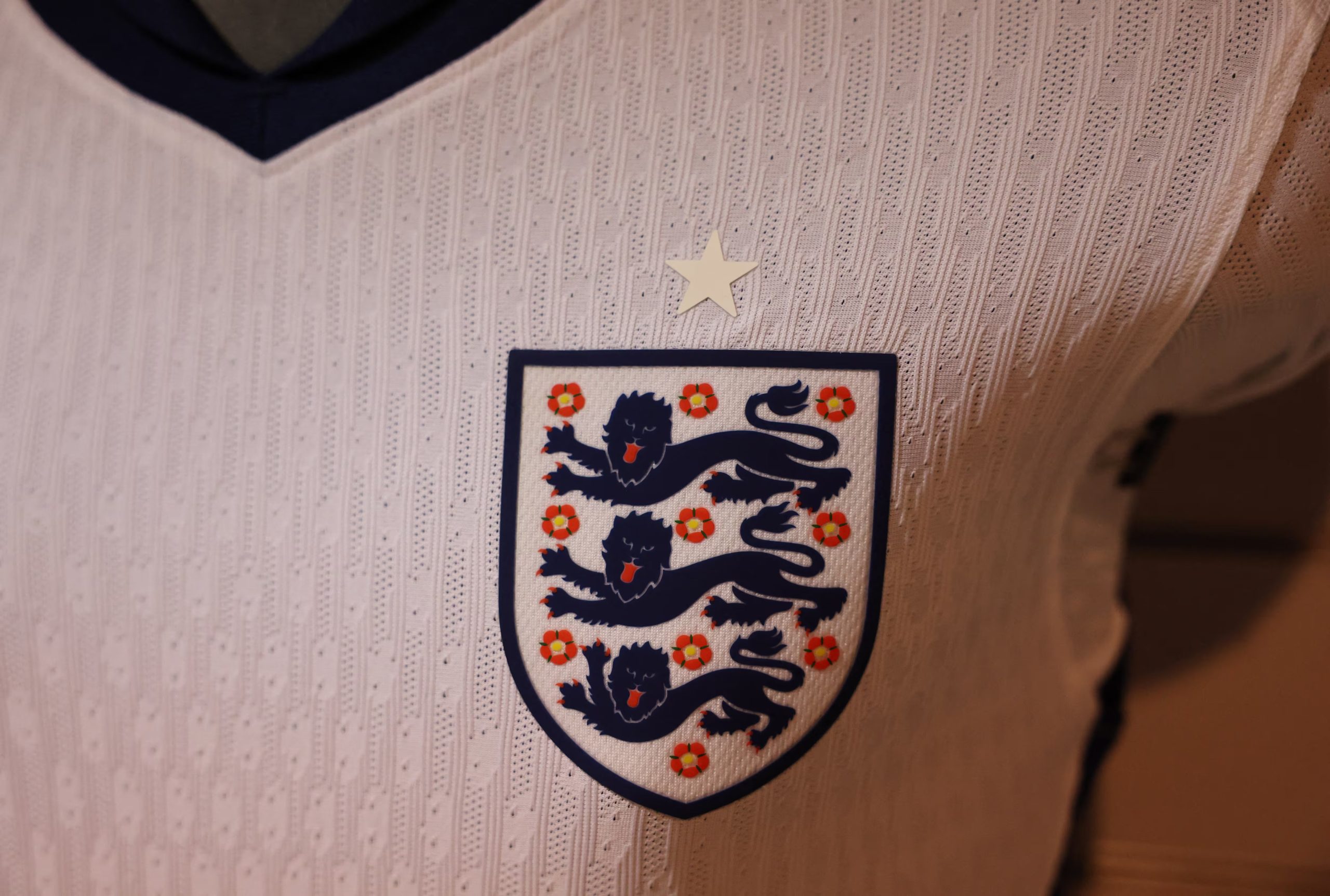 El escudo de Inglaterra muestra tres leones dorados y diez rosas Tudor en la camiseta, como vínculo con la memoria colectiva y el orgullo nacional. Reuters/Paul Childs
