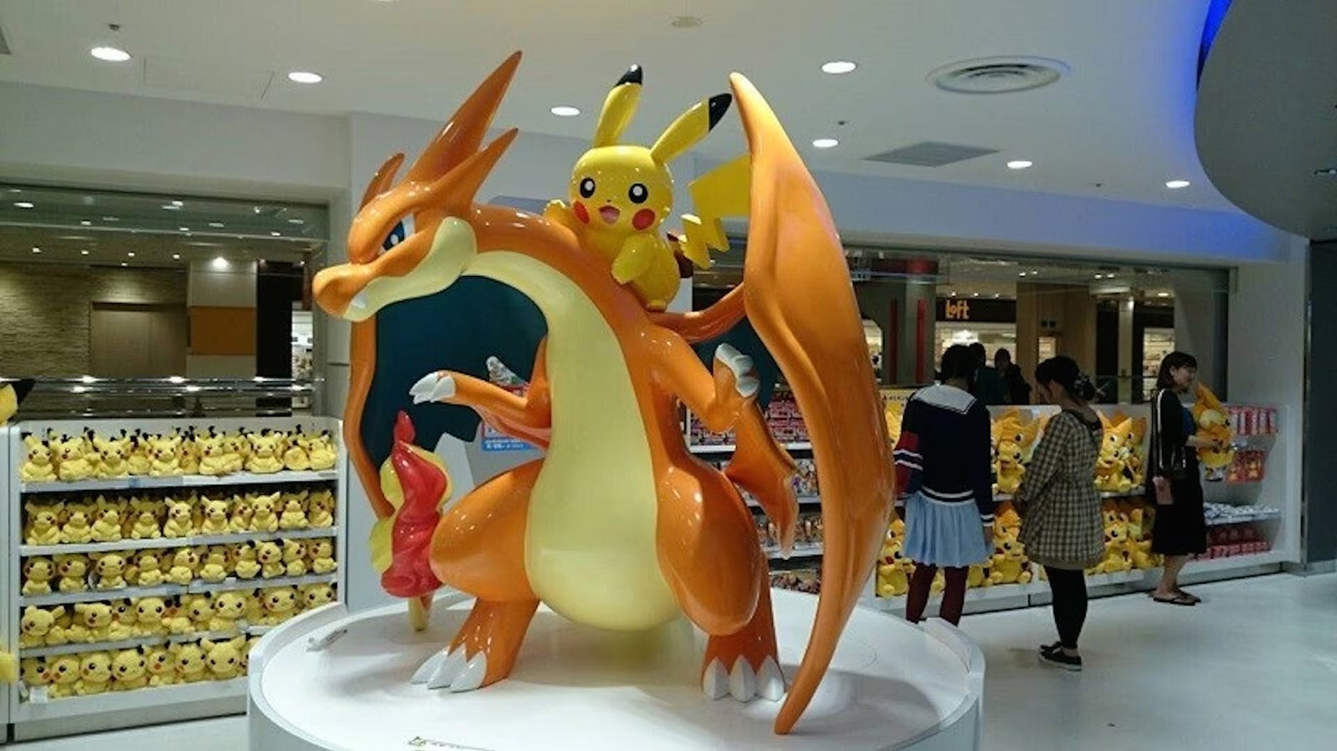 El reconocimiento facial en las tiendas Pokémon busca frenar a los revendedores, prevenir delitos y hacer cumplir las normas de entrada y compra. (Pokemon Center Tokyo)