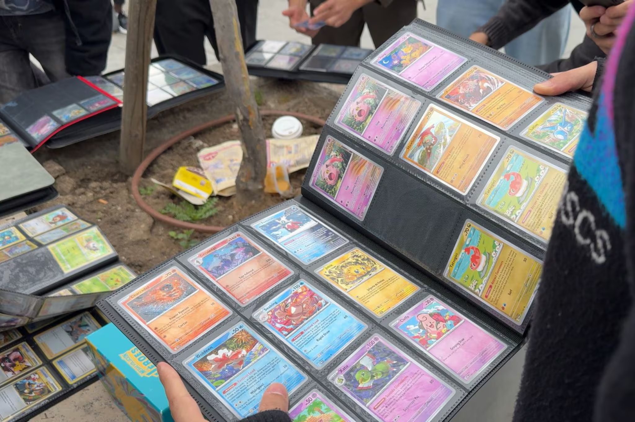 El registro facial en las tiendas de cartas Pokémon detecta intentos de ingreso repetidos en el mismo día y bloquea la obtención de varios tickets. (álbum de cartas pokémon)