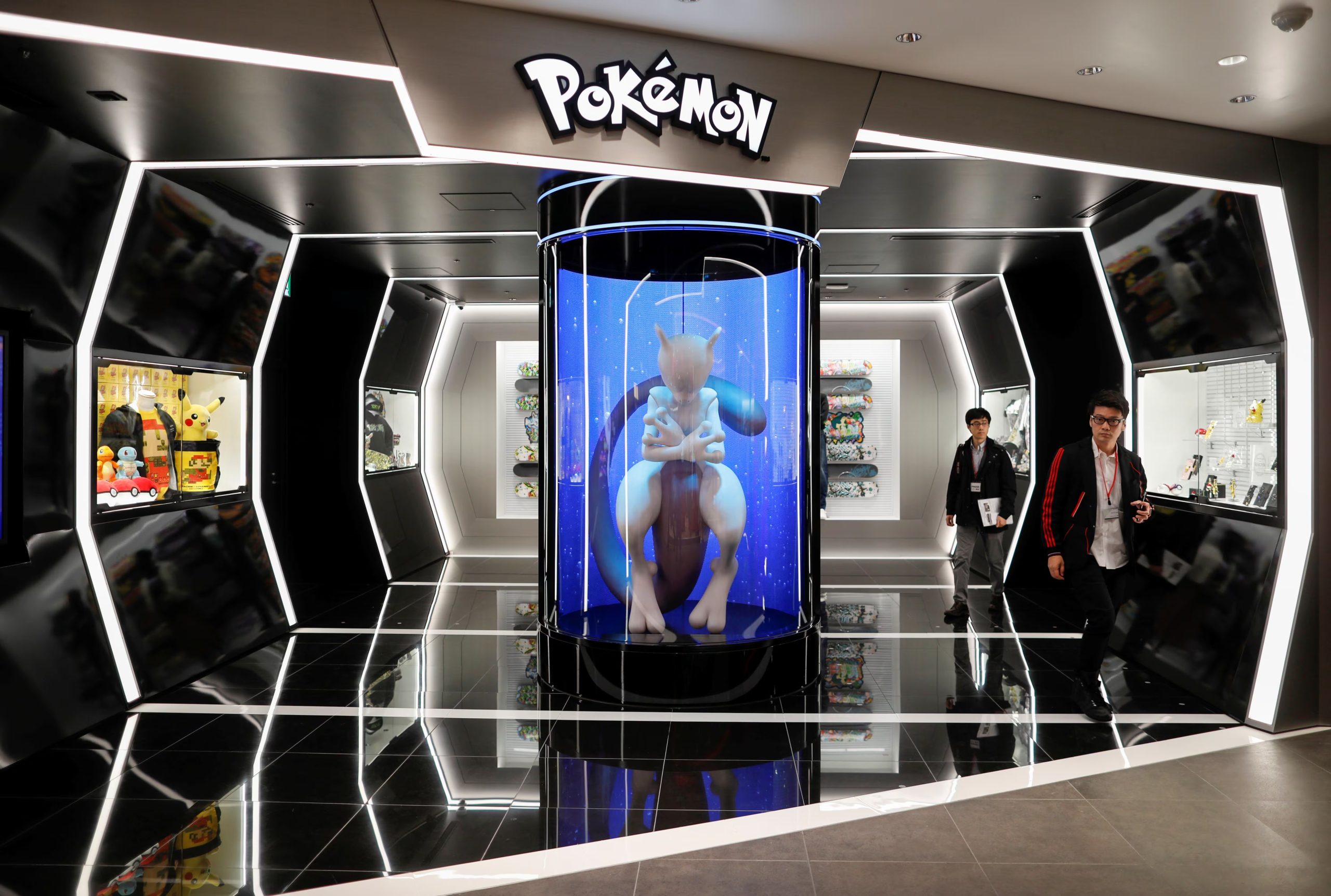 El escaneo facial de cartas de Pokémon por ahora se limita a Japón, mientras otros mercados aplican cupos de compra y más tiradas frente a la escasez y la reventa. (REUTERS/Issei Kato)