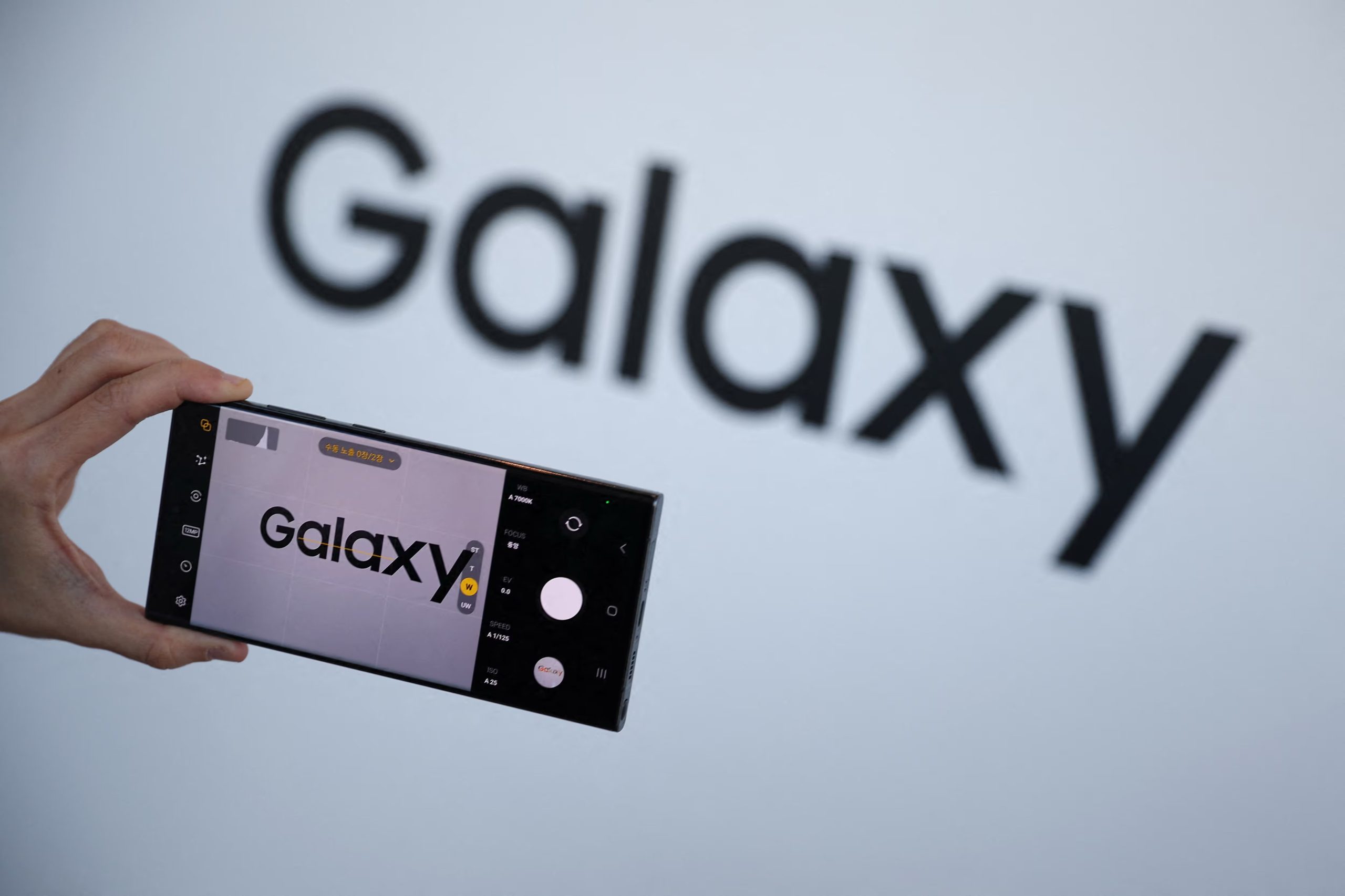 Los propietarios de un Galaxy S23 no necesitan realizar ningún procedimiento especial al finalizar el ciclo de actualizaciones importantes. 
 REUTERS/Kim Hong-Ji 