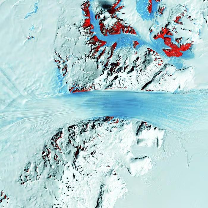 El glaciar Byrd, de rápido movimiento, atraviesa las montañas Transantárticas, fluyendo desde la meseta polar (izquierda) hasta la plataforma de hielo de Ross (derecha) 