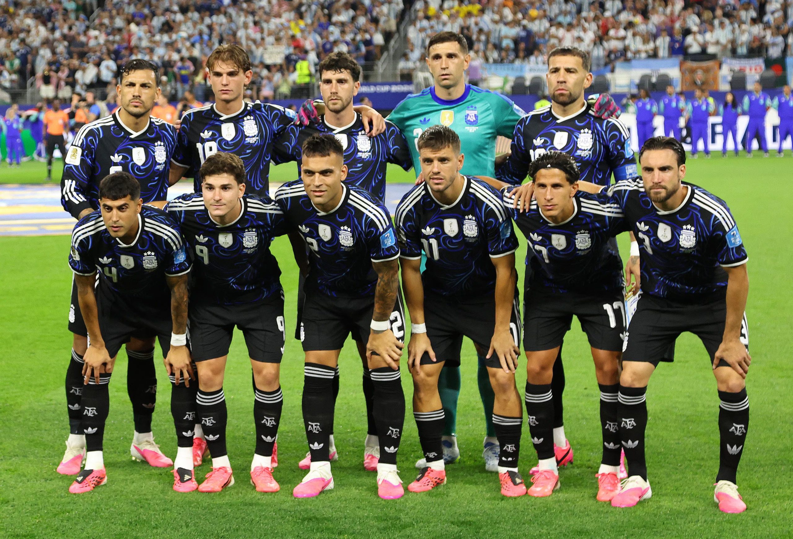 El sorteo ubicó a Inglaterra como Equipo A y la selección europea eligió la camiseta blanca, por lo que Argentina usará el uniforme oscuro (Reuters/Tim Heitman)