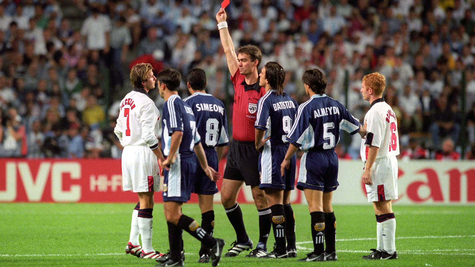 Argentina venció por penales a Inglaterra en el Mundial de Francia 1998, también con camiseta alternativa (Grosby)