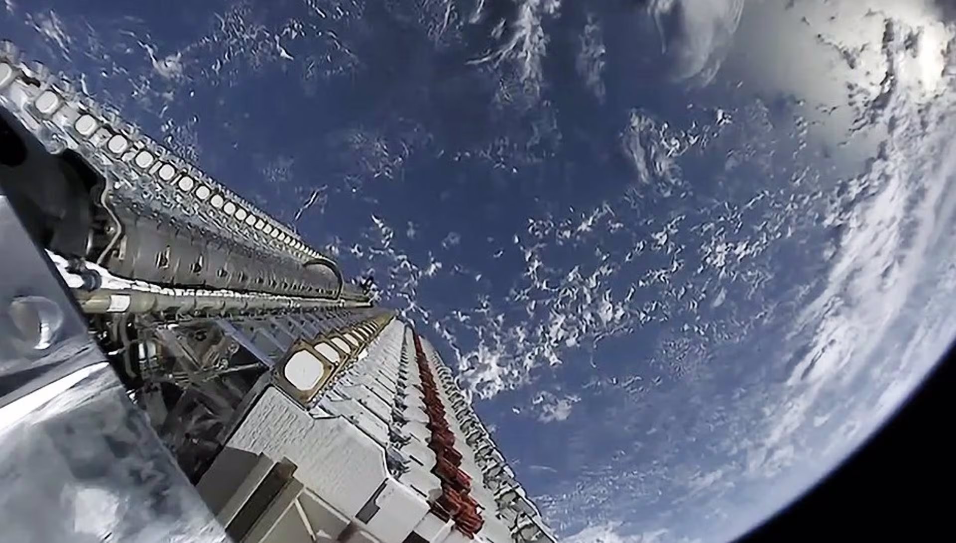 El crecimiento de las mega constelaciones de satélites plantea desafíos inéditos para la regulación y el cuidado del medioambiente. (Europa Press)