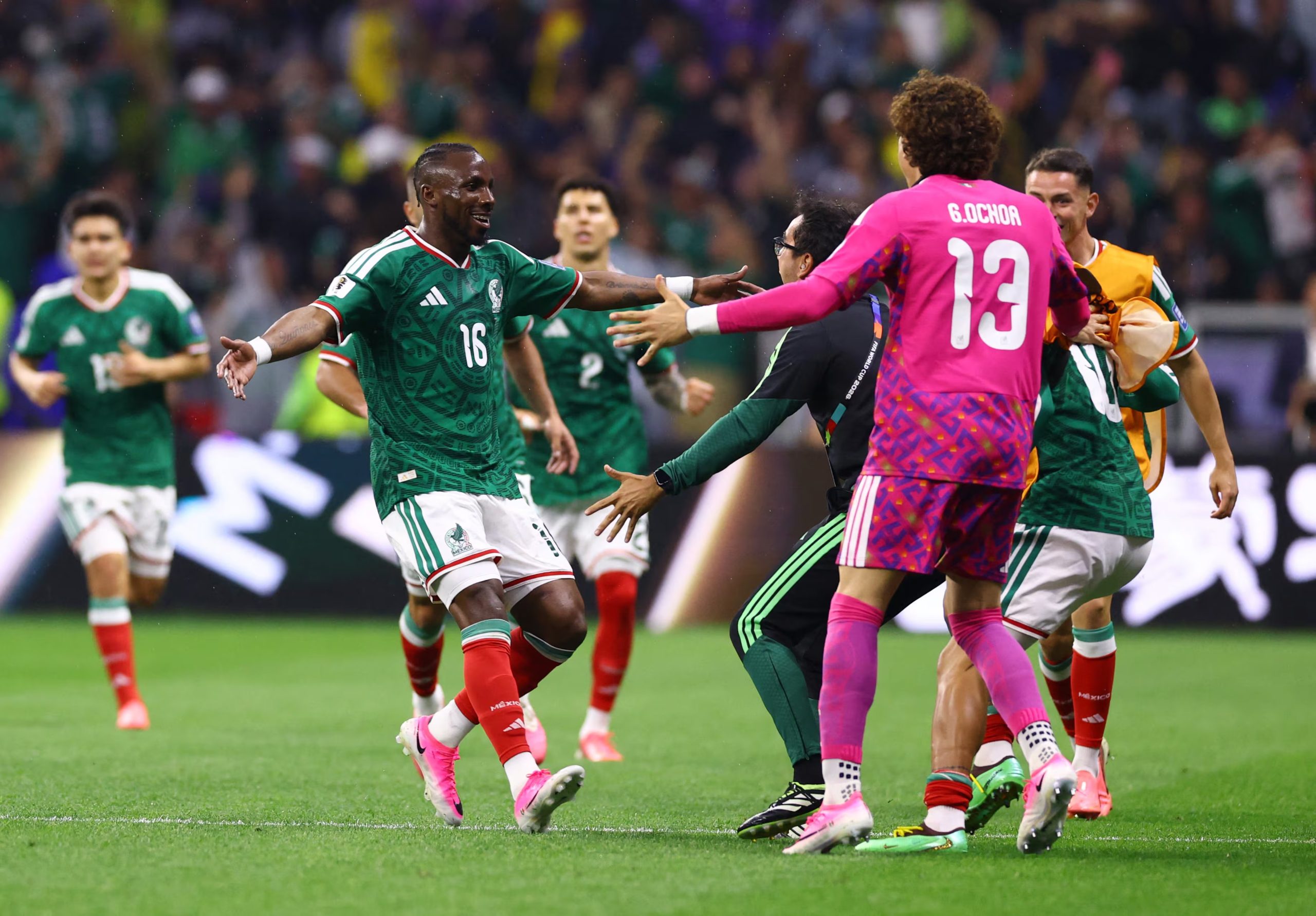 Quiñones convirtió su tercer gol en una justa mundialista, cerca de los máximos anotadores mexicanos en este torneo. (REUTERS/Raquel Cunha)