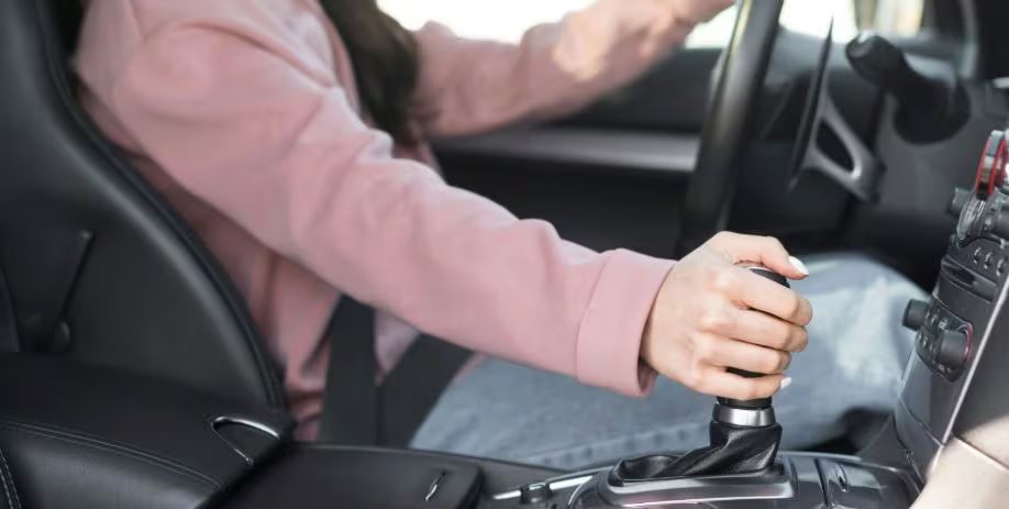 Realizar los cambios de marcha con suavidad y sin soltar el embrague de golpe previene el desgaste prematuro de los componentes internos de la transmisión. (Foto: Kia)