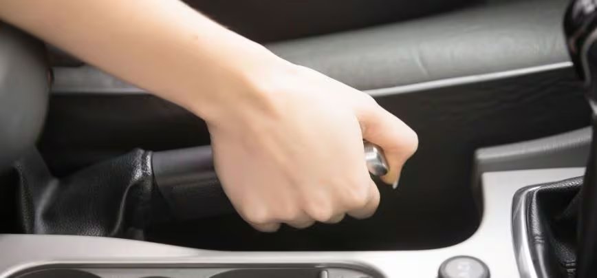 El uso del freno de mano permite mantener el vehículo detenido en pendientes sin sobrecargar el embrague, una técnica recomendada por fabricantes para preservar la vida útil del sistema. (Foto: Kia)