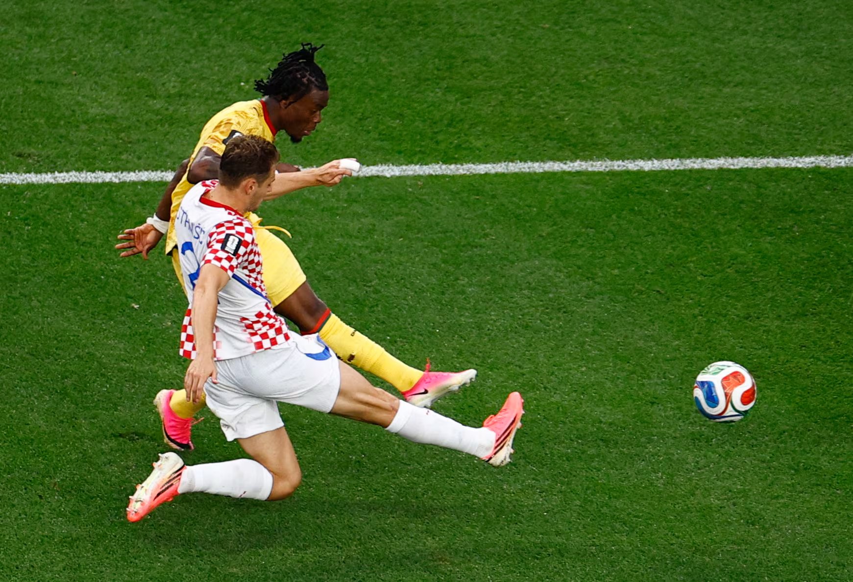 Abdul Fatawu y Josip Stanisic en la disputa de una pelota-crédito Pilar Olivares/REUTERS