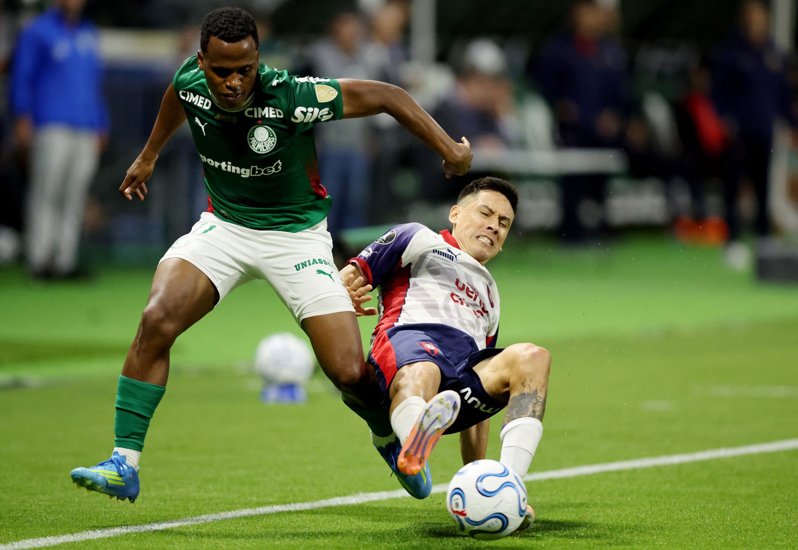 La última presentación de Jhon Arias con Palmeiras incluyó dos goles en el 4-1 ante Junior Barranquilla por la Copa Libertadores, un triunfo que aseguró la clasificación a octavos-crédito Jorge Silva/REUTERS