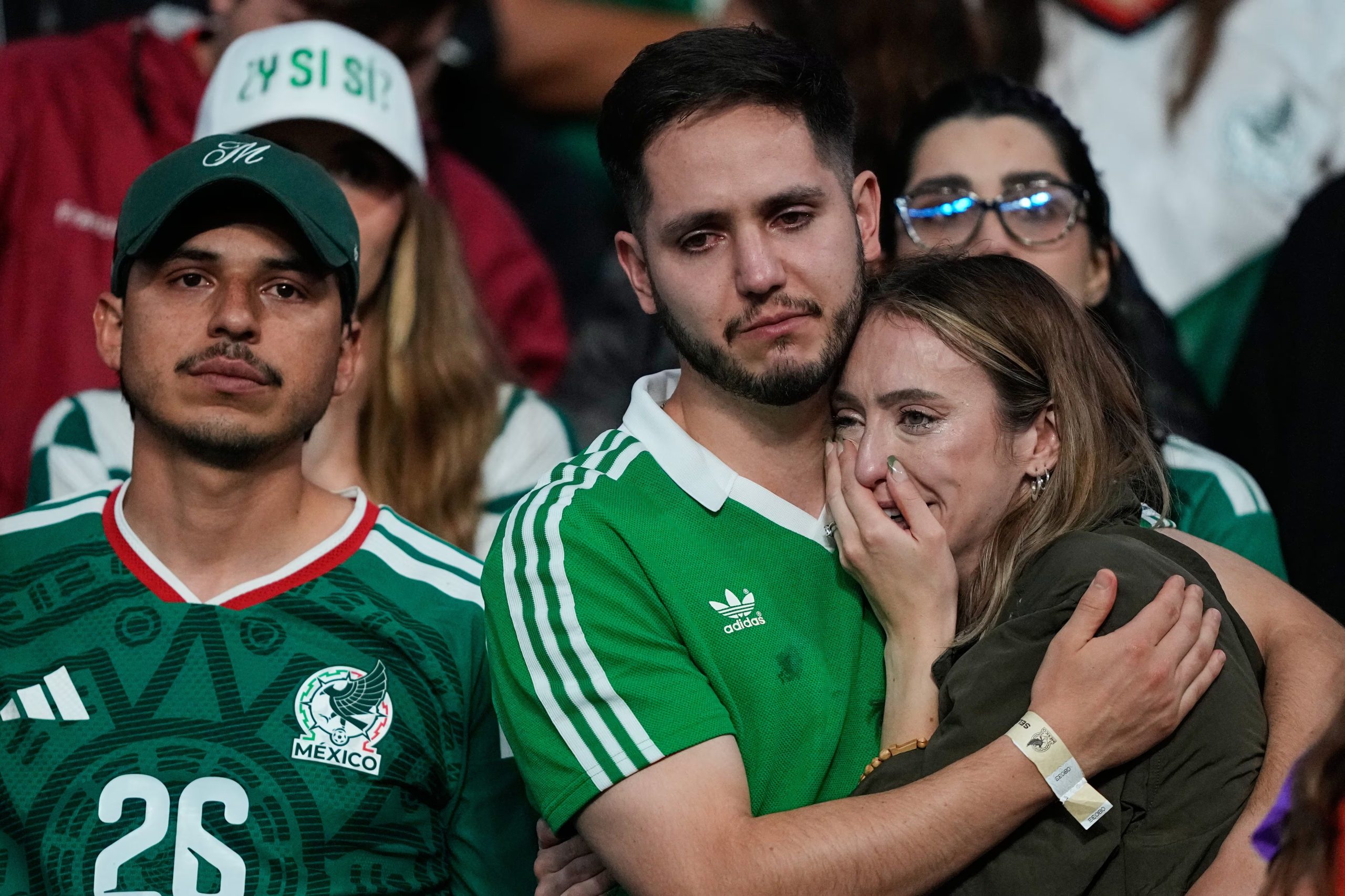 Hinchas de México reaccionan tras la derrota 3-2 ante Inglaterra en los 16vos de final del Mundial, el domingo 5 de julio de 2026, en la Ciudad de México. (AP Foto/Natacha Pisarenko)