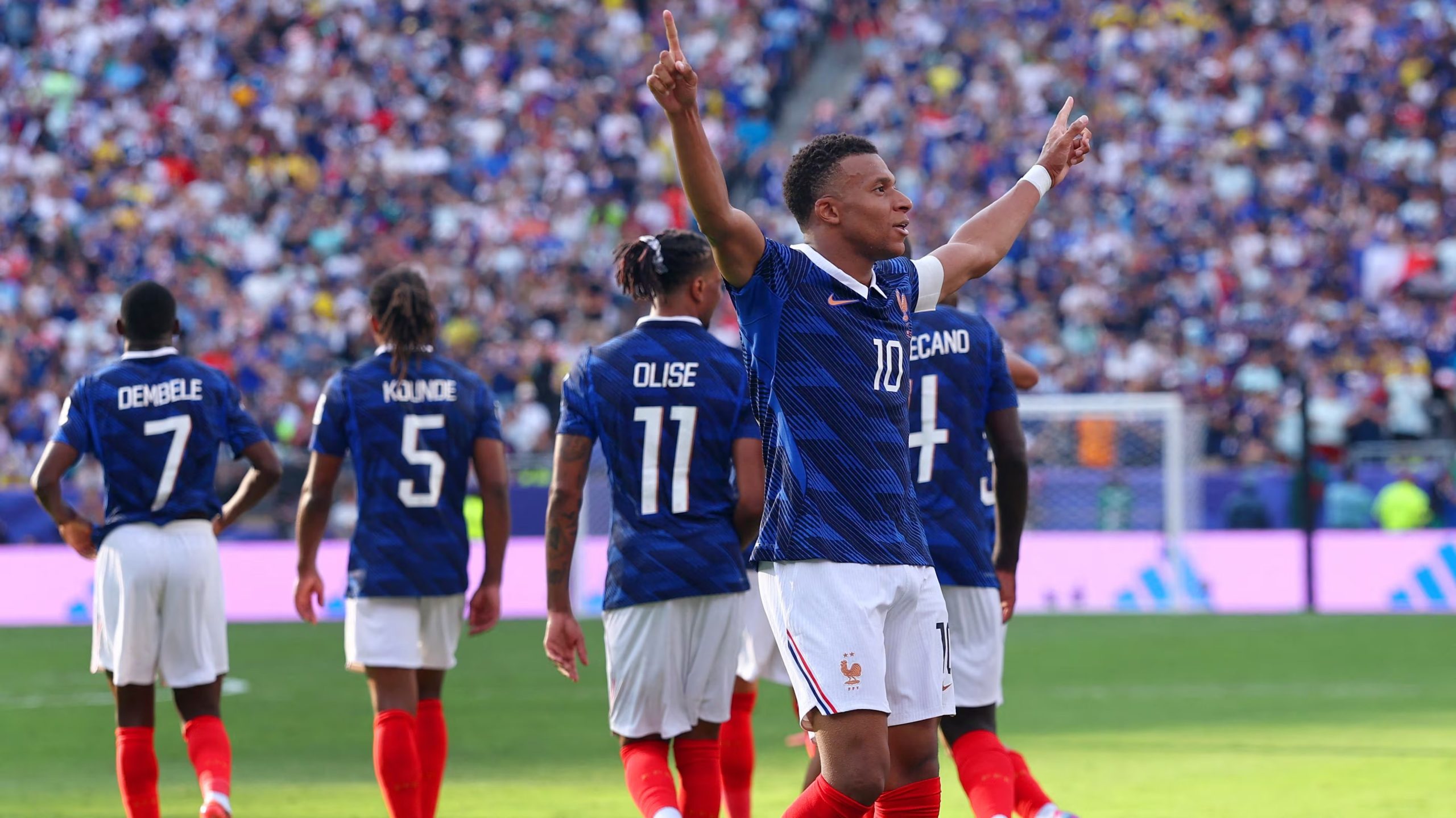 Kylian Mbappé celebra el tercer gol de Francia en goleada patentada contra Suecia. - Crédito: REUTERS
