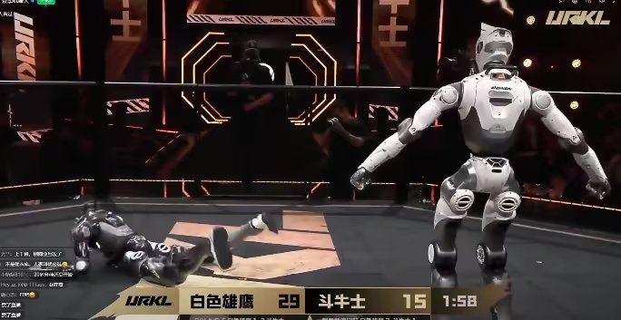 El robot negro siguió peleando sin cabeza, hasta que terminó en el suelo sin poder levantarse. (X)