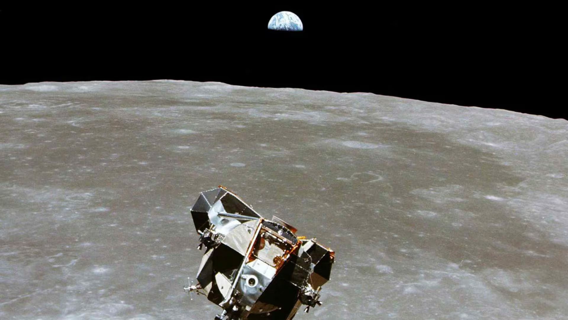 La etapa de ascenso del Módulo Lunar del Apolo 11, con los astronautas Neil A. Armstrong y Edwin E. Aldrin Jr. a bordo, fotografiado desde los Módulos de Comando y Servicio en la órbita lunar en esta foto de julio de 1969. El astronauta Michael Collins, piloto del módulo de comando, permaneció con el Módulo de Comando /Servicio en la órbita lunar mientras Armstrong y Aldrin exploraban la Luna. El alunizaje fue el 20 de julio de 1969 (Michael Collins / NASA / Via REUTERS)