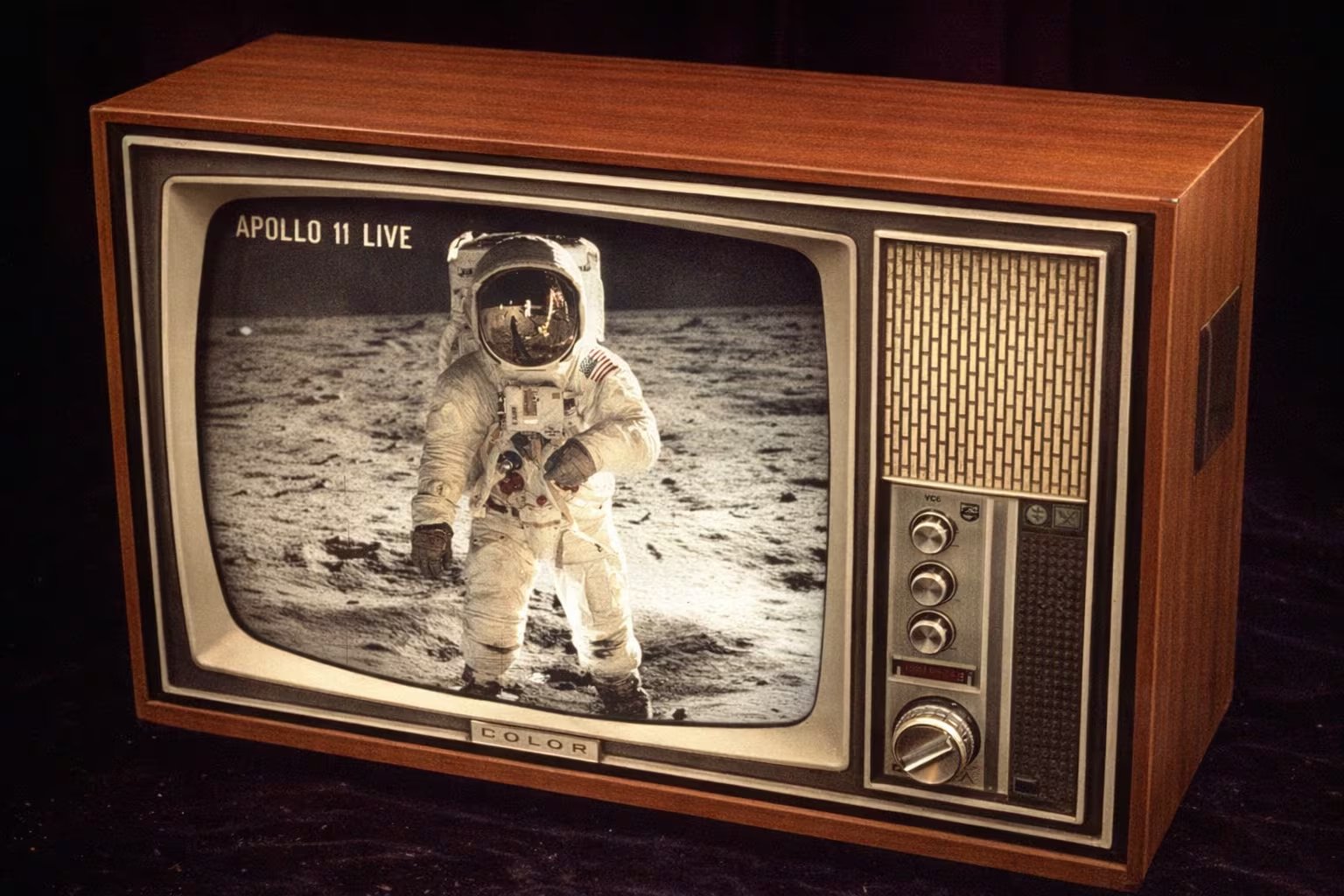 La histórica transmisión en vivo de un astronauta del Apollo 11 en la Luna, vista en un televisor de tubo de madera antiguo. (Imagen Ilustrativa Infobae)