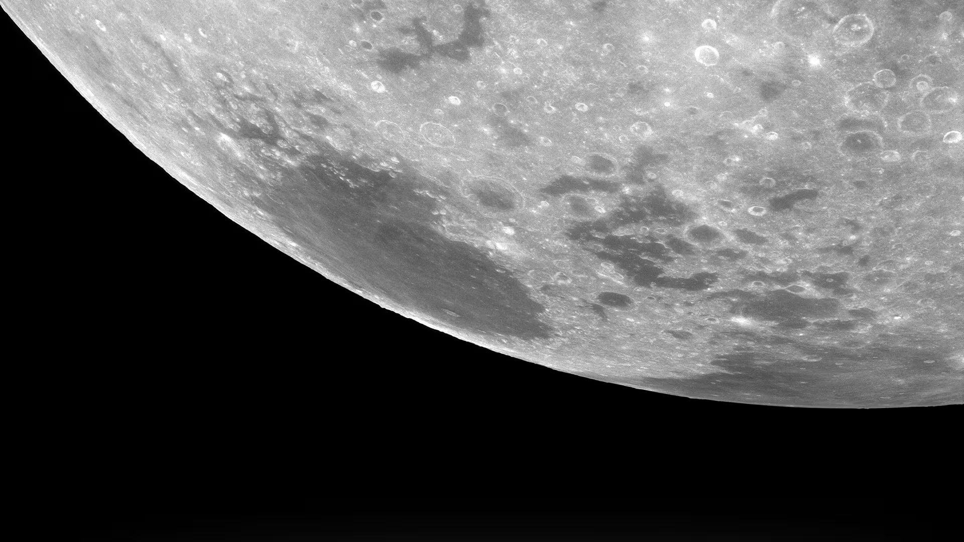En una foto proporcionada por la NASA, la superficie de la luna se ve desde la órbita lunar durante la misión del Apolo 11 en julio de 1969
