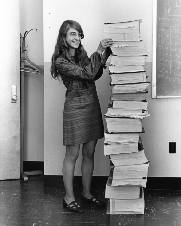 Margaret Hamiton junto a los códigos de programación que se usaron en el software de la computadora AGC que se utilizó en la misión Apolo 11.