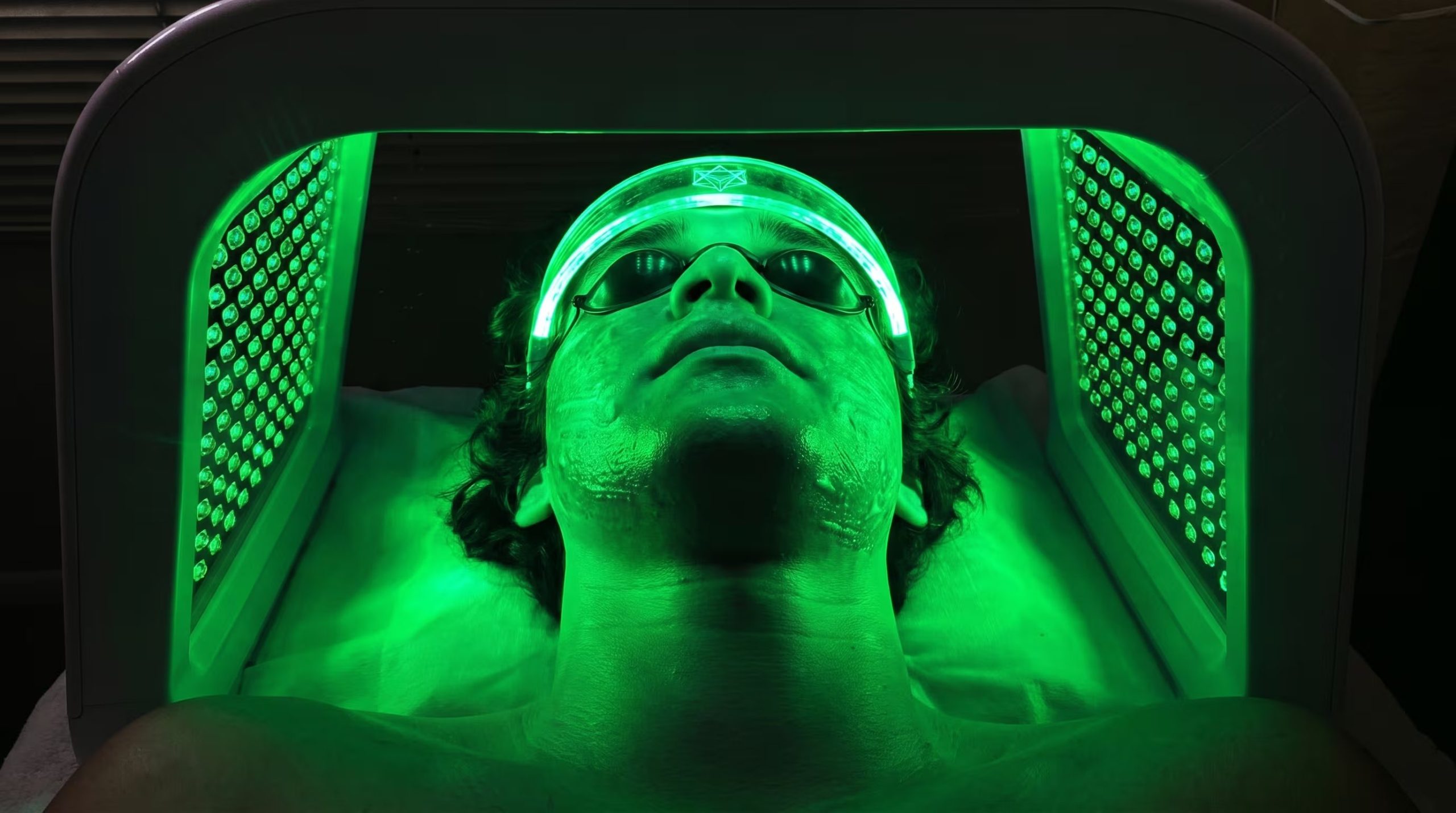 La terapia de luz se plantea como apoyo tecnológico para estimular fibroblastos y favorecer la producción de colágeno en la piel del cuello. (Imagen Ilustrativa Infobae)