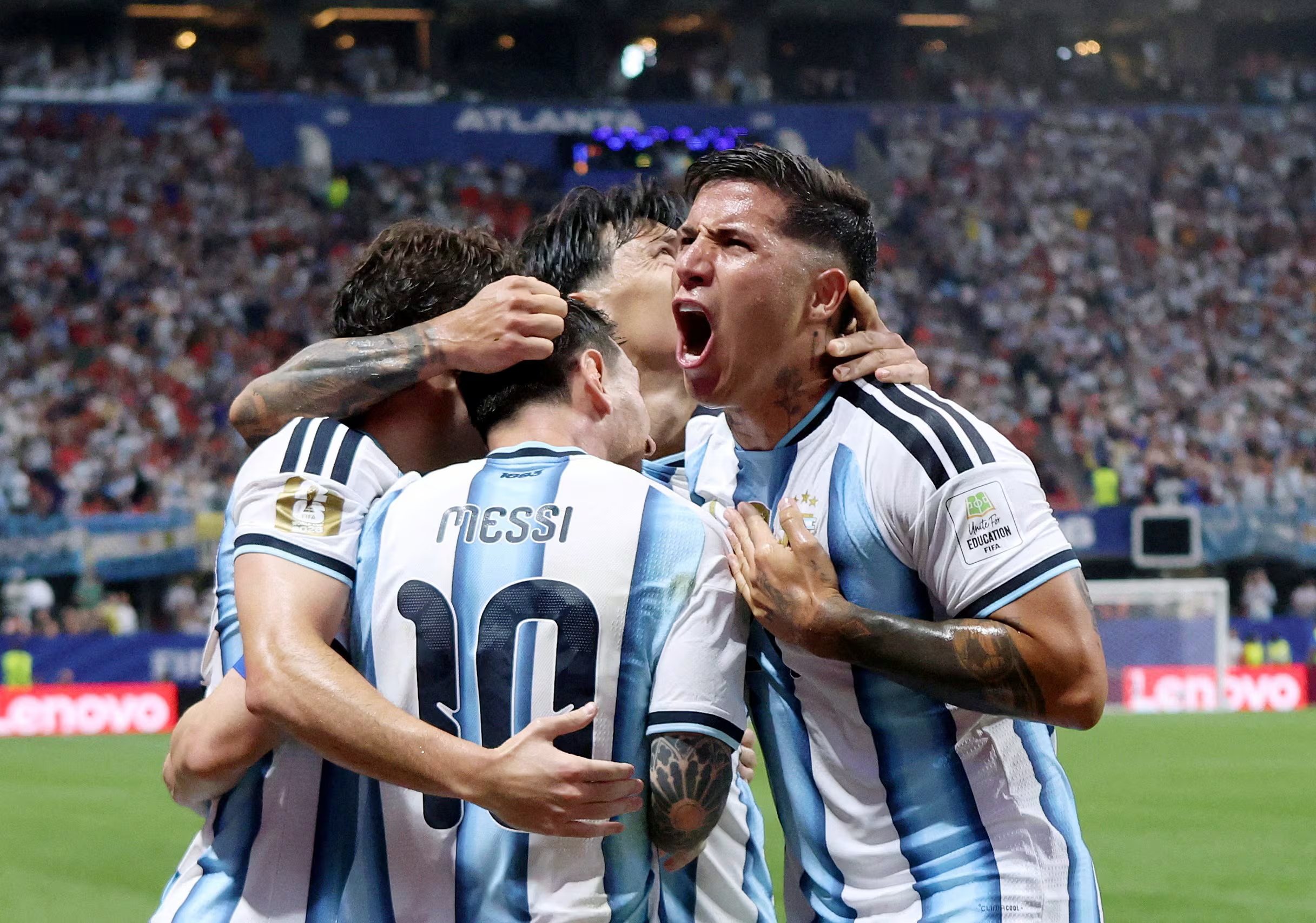 El grito de gol de Enzo Fernández, autor del tanto de la victoria en tiempo de descuento (Reuters/Brett Davis)