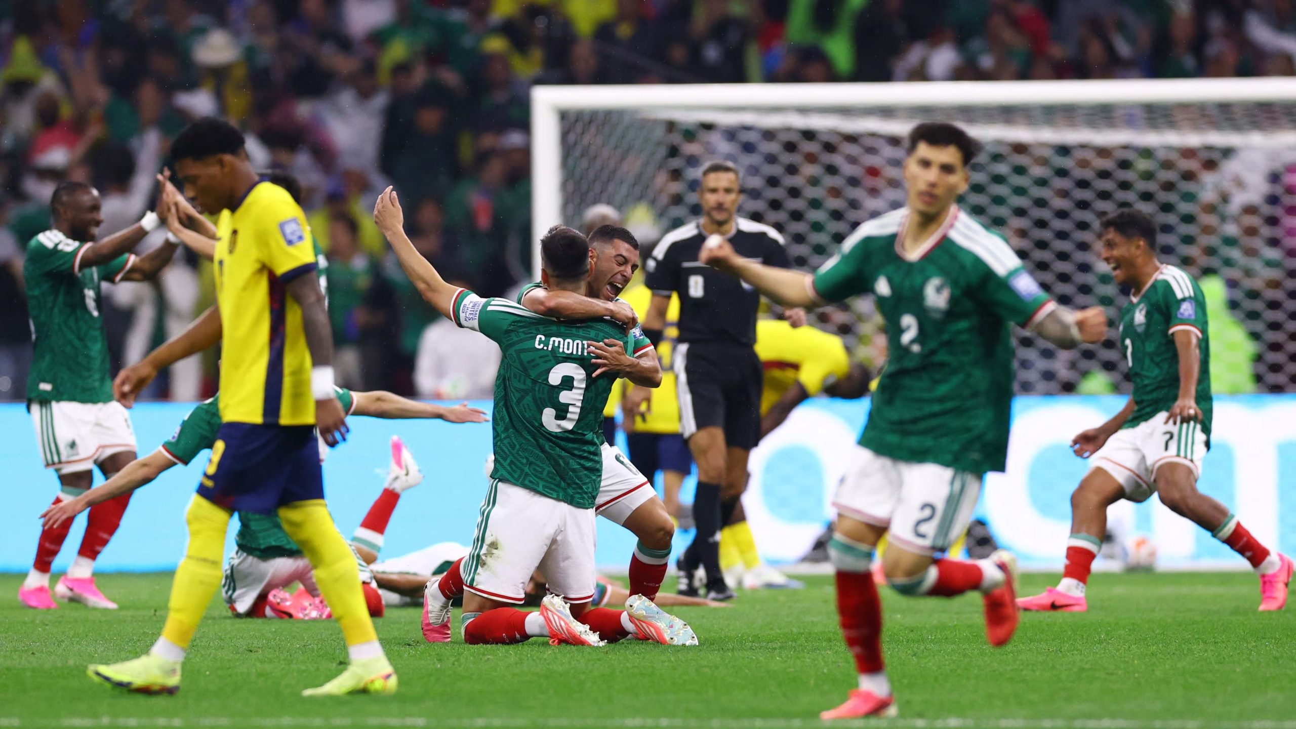 Los mexicanos Erik Lira y César Montes celebran el segundo gol marcado por Raúl Jiménez. REUTERS/Raquel Cunha