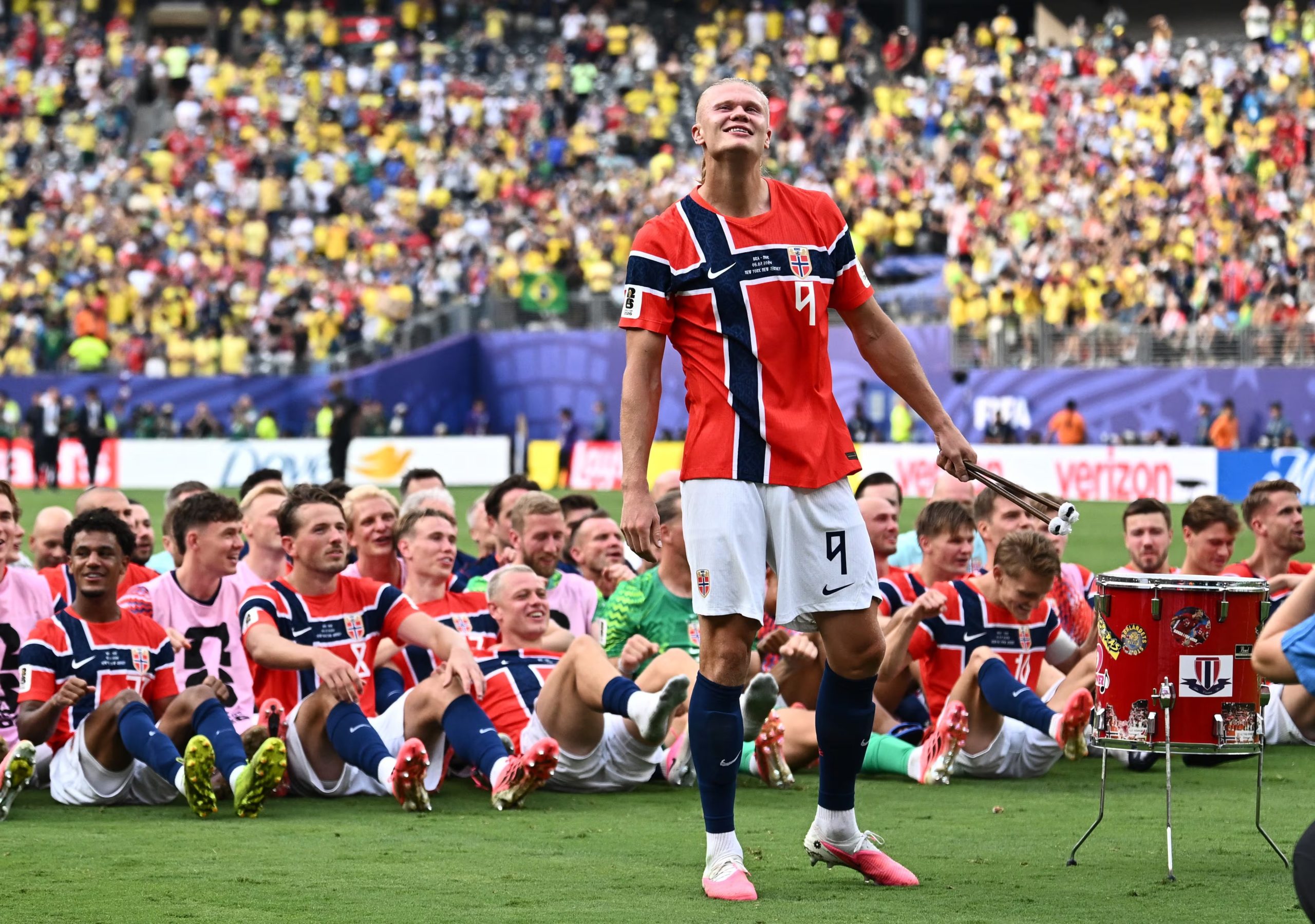 Haaland marcó los dos goles que eliminaron a Brasil en Octavos. (Foto: REUTERS/Dylan Martinez)