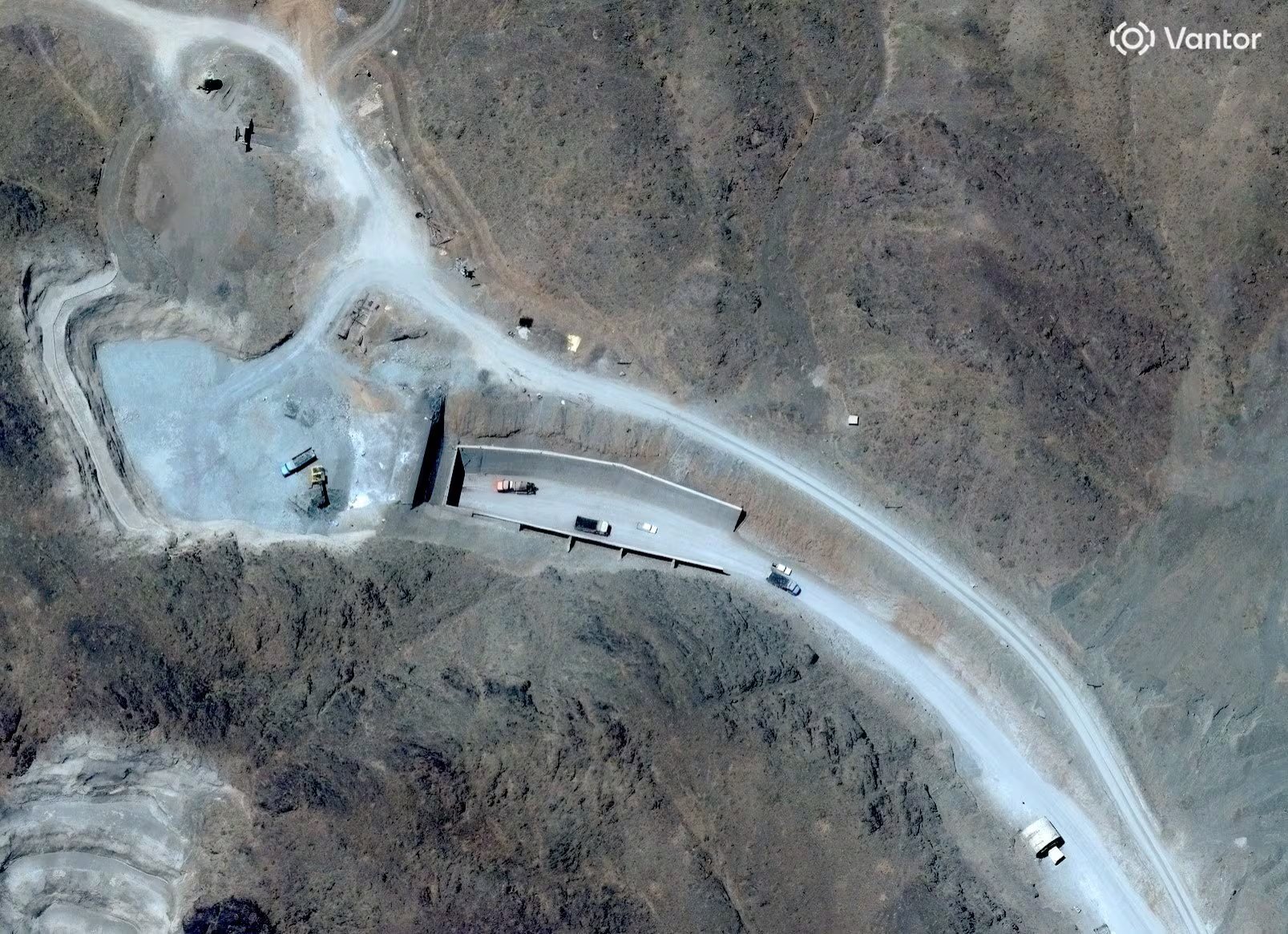 Una imagen de satélite muestra vehículos en una de las entradas a los túneles de Pickaxe Mountain, pertenecientes a la instalación nuclear de Natanz, cerca de Natanz (Irán), el 21 de junio de 2026 (Vantor/Imagen cedida a través de REUTERS)
