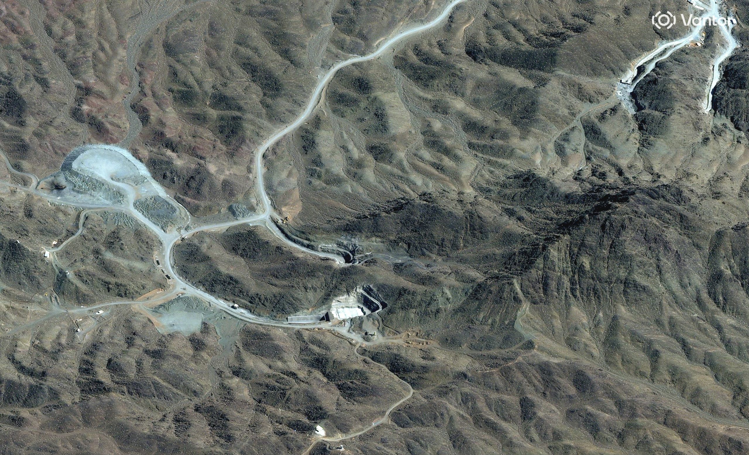 Una imagen de satélite muestra una vista general del complejo de túneles de la montaña Pickaxe en Natanz, Irán, el 7 de marzo de 2026, en medio del conflicto entre Estados Unidos, Israel e Irán (Vantor/Imagen cedida a través de REUTERS)