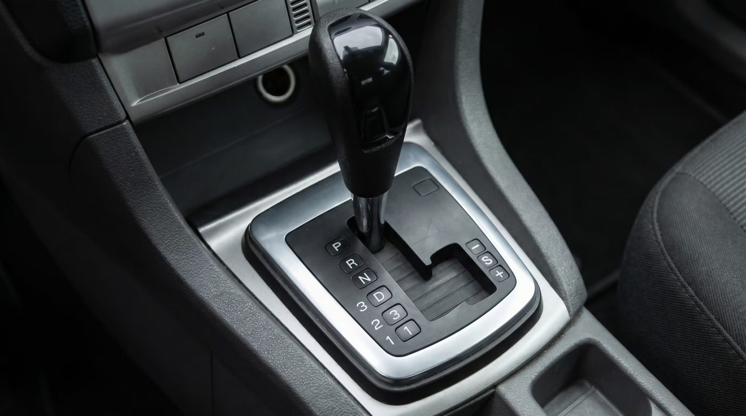 PRND en un automático, P para estacionar, R para reversa, N para neutro y D para avanzar - (Imagen Ilustrativa Infobae)