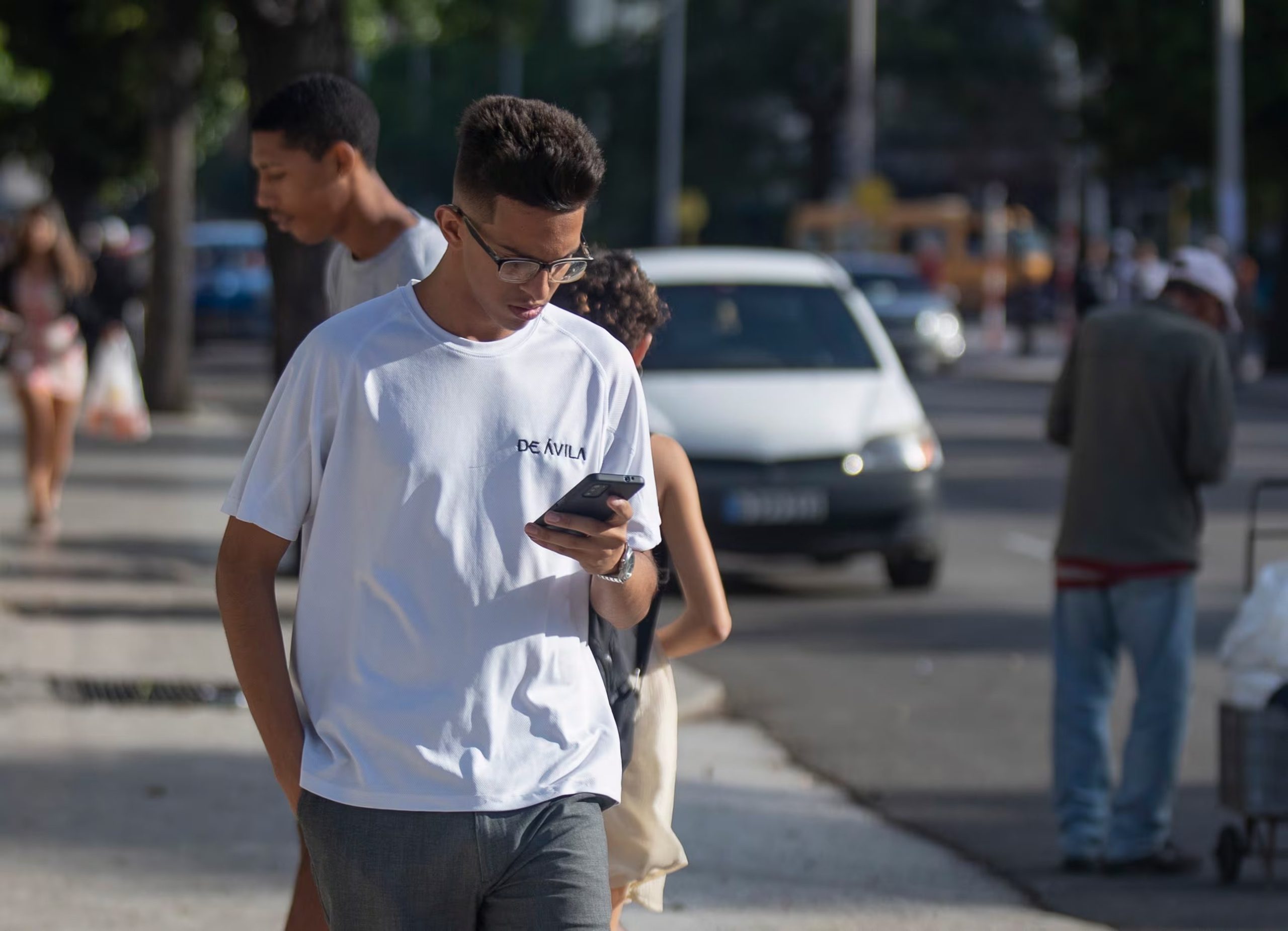 Los usuarios pueden cambiar el tipo de red preferido en la configuración del celular para priorizar 3G, 4G o 5G y limitar la aparición de EDGE. (EFE/Yander Zamora)