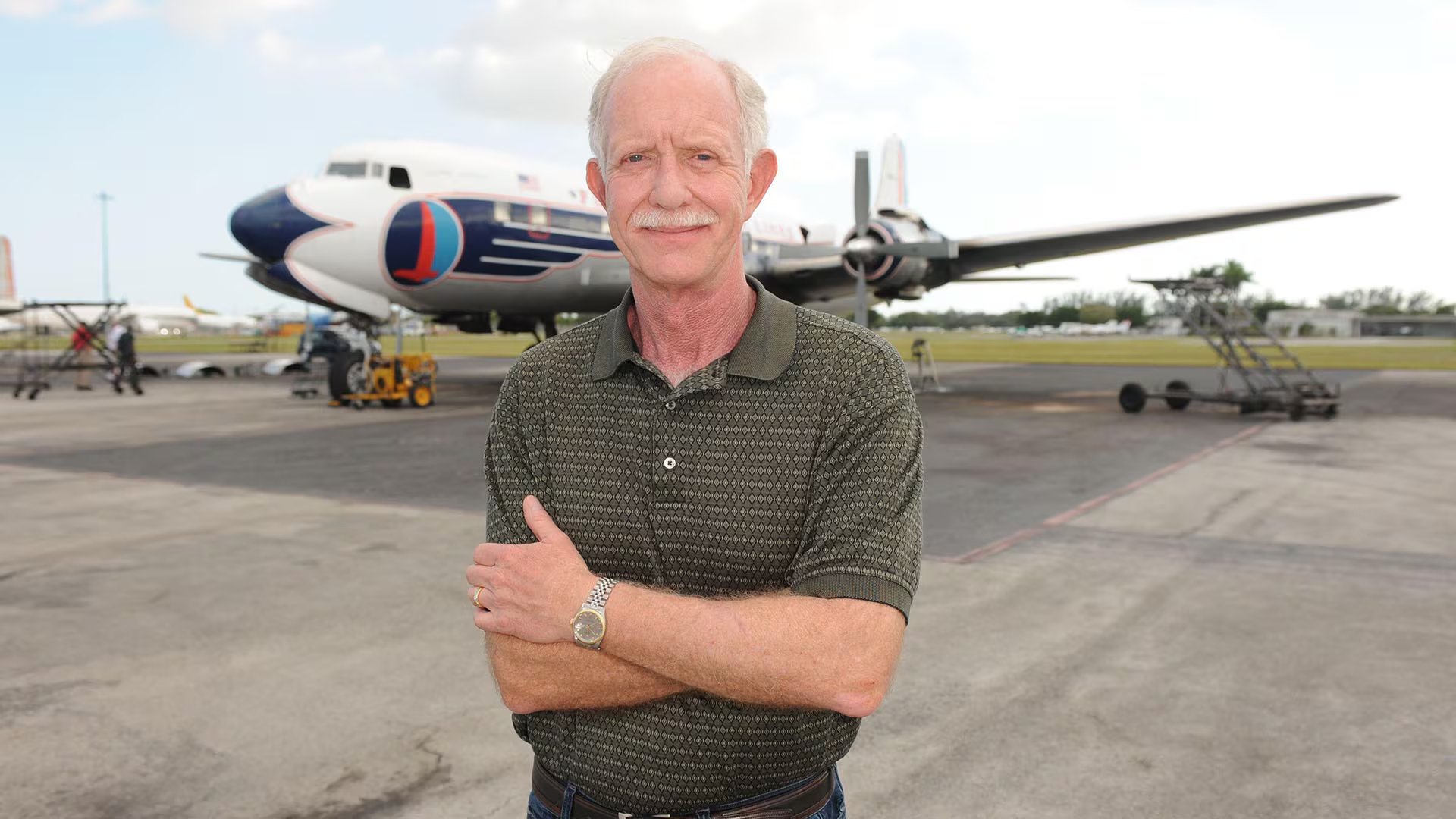La trayectoria de Chesley Sullenberger incluyó su paso por la Fuerza Aérea de Estados Unidos, su trabajo en US Airways y funciones en seguridad aérea (Grosby).