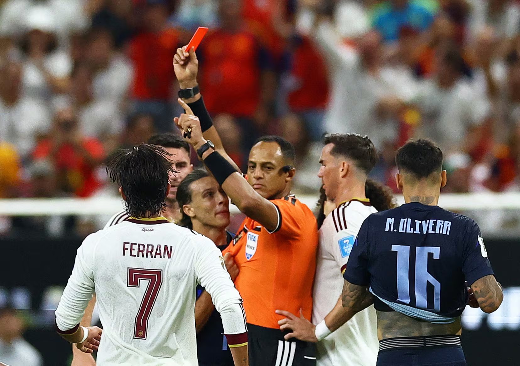 En el Mundial 2026, Elfath dirigió tres partidos antes de la semifinal, con actuaciones en fase de grupos y octavos de final que incluyeron dos penales cobrados a favor de Brasil (REUTERS/Daniel Becerril)