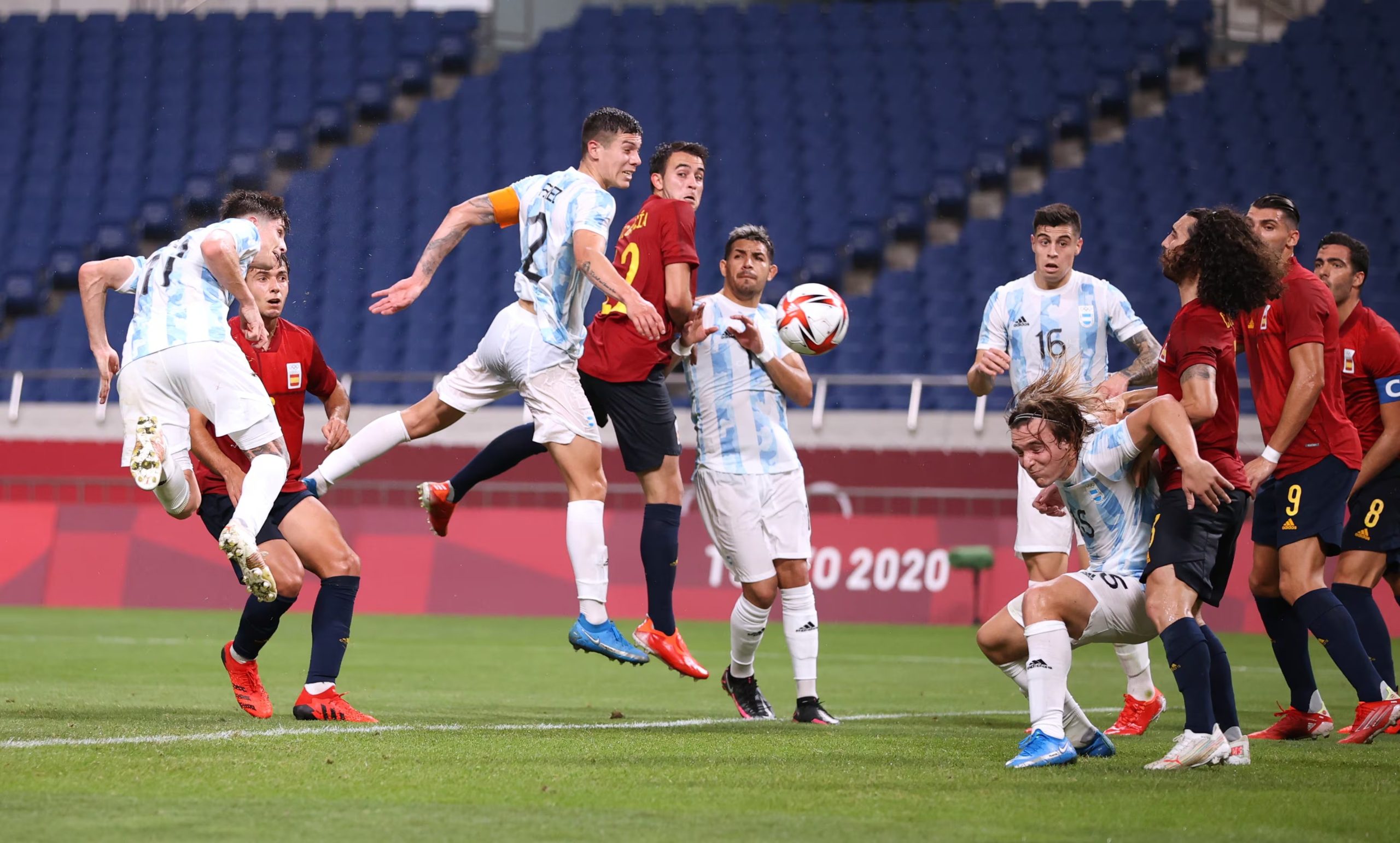 El único antecedente de Elfath con una selección argentina fue en los Juegos Olímpicos de Tokio 2020, cuando arbitró el empate 1-1 entre España y la Sub-23 dirigida por Fernando Batista (REUTERS/Molly Darlington)