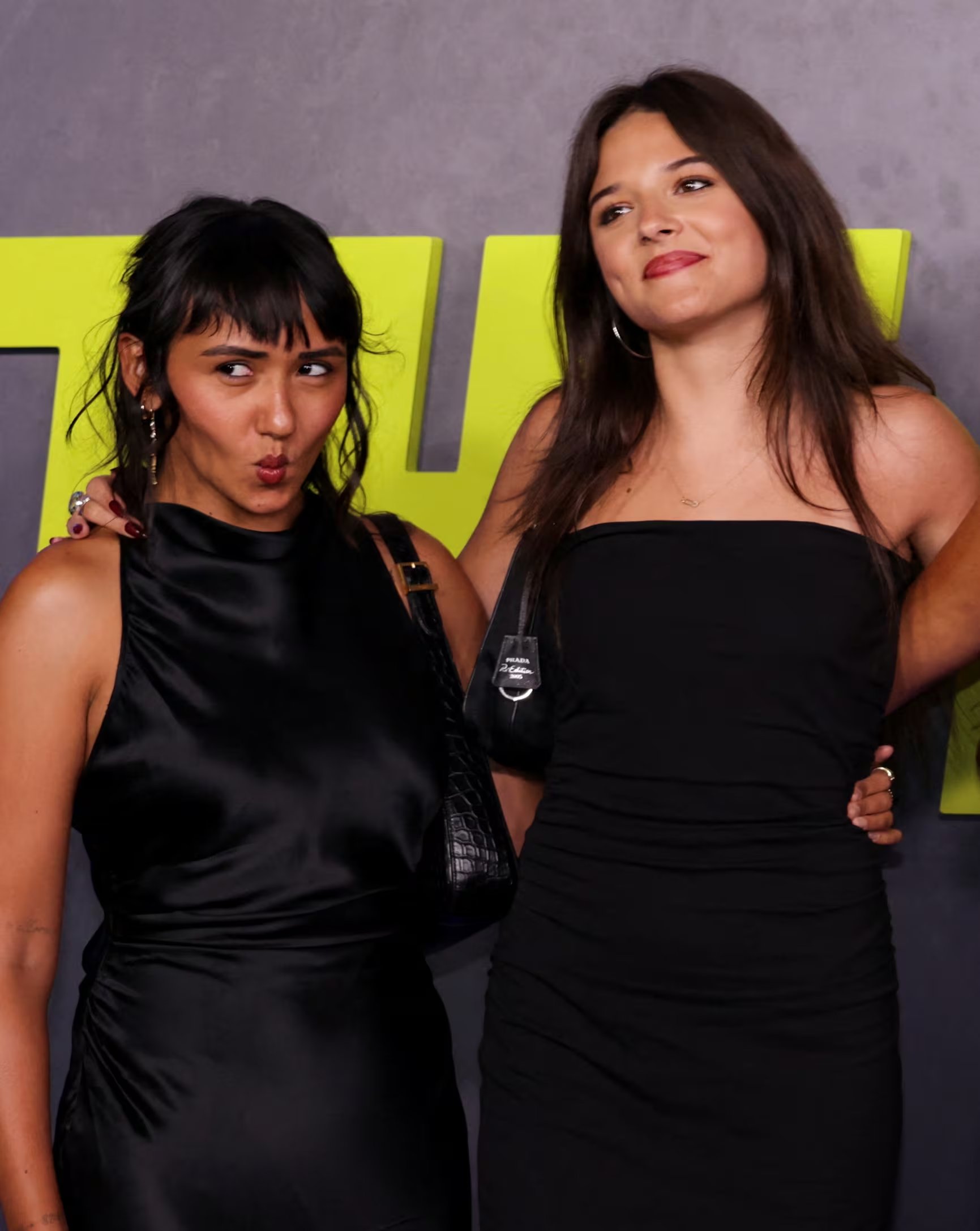 Alexia Barroso e Isabella Damon durante el estreno de 'The Instigators' en Nueva York, en 2024 (REUTERS/Kent J. Edwards)