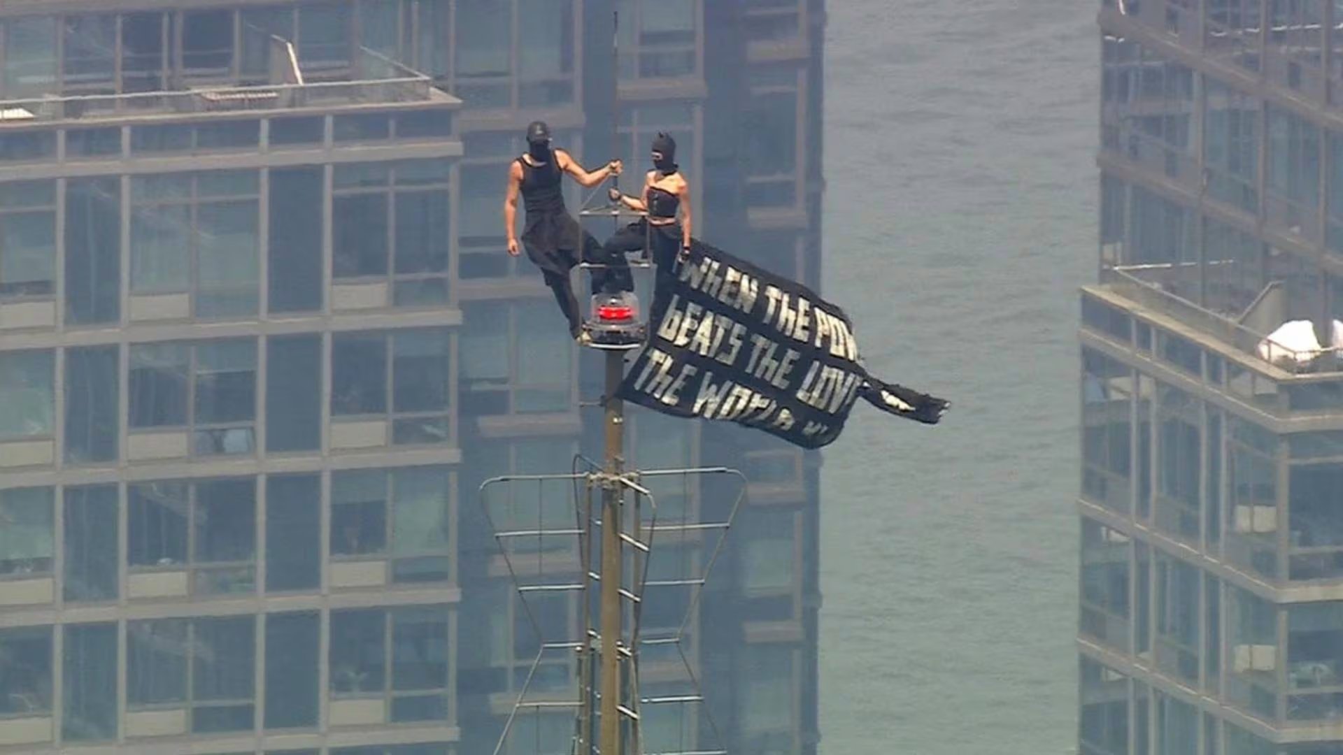 El Empire State Building apagó la antena de radio y televisión mientras la pareja permanecía arriba por el riesgo de exposición a ondas de radio (Captura de video )