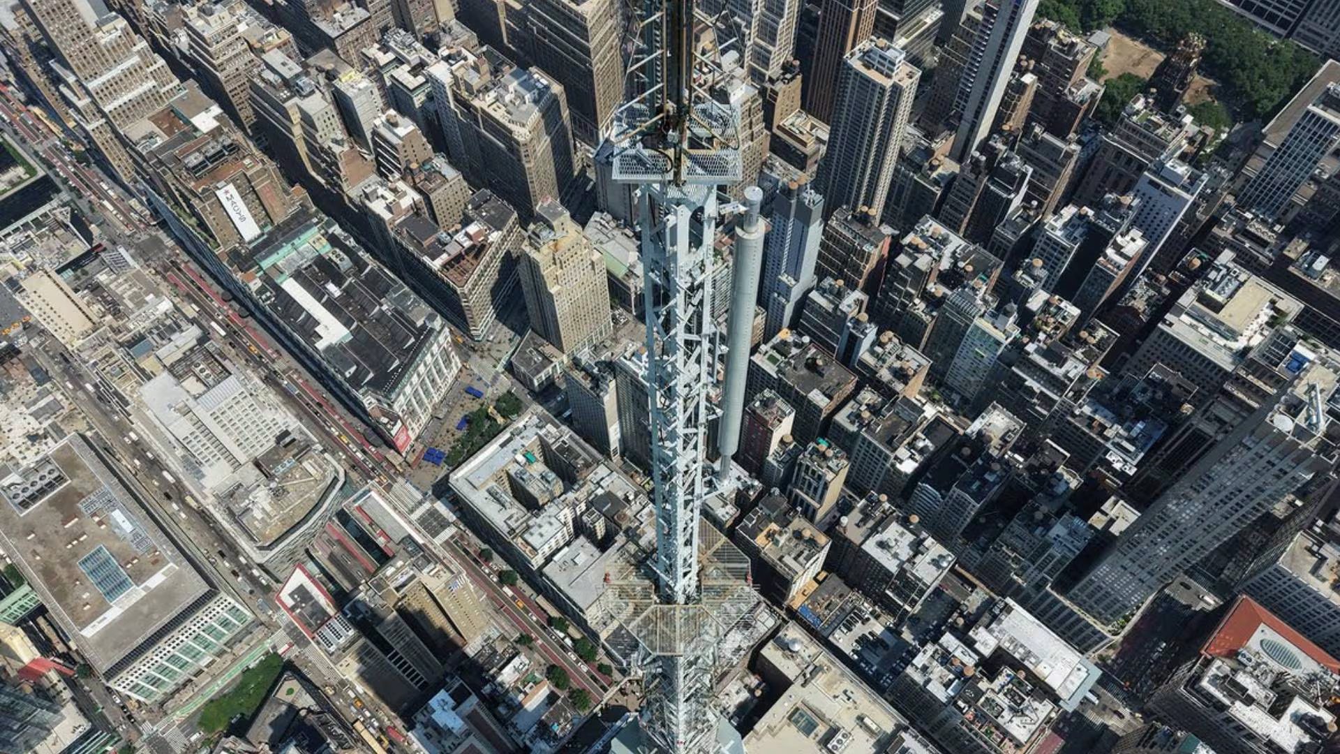 El NYPD indicó que los dos escaladores habrían atravesado una reja del piso 102 para llegar al nivel de mantenimiento y trepar la antena (@angela_nikolau)