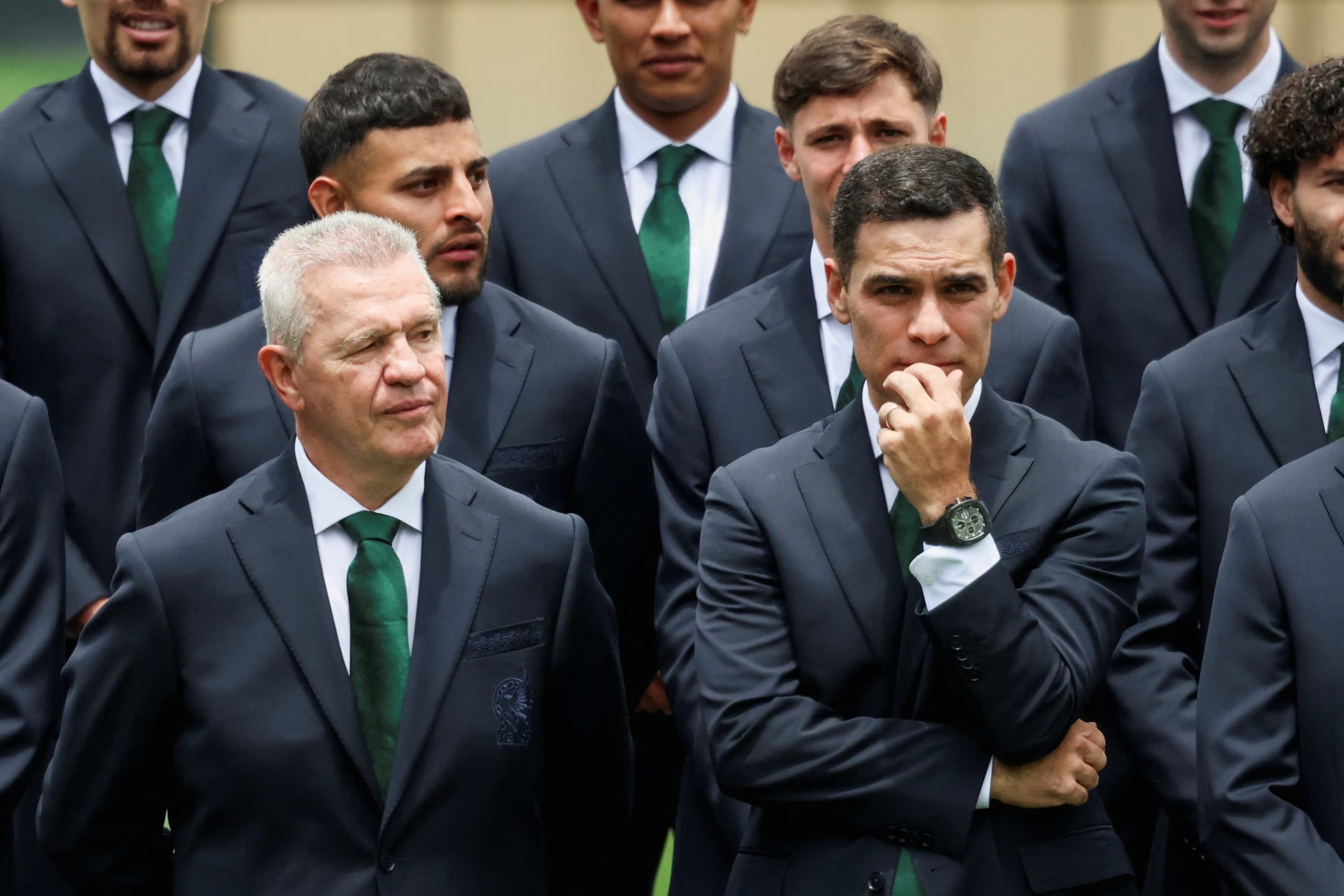 El entrenador de fútbol mexicano Rafa Márquez y el seleccionador de la selección mexicana de fútbol, Javier Aguirre, asisten a una ceremonia organizada por la presidenta de México, Claudia Sheinbaum, en honor a la selección mexicana de fútbol, que representará al país en la Copa Mundial de la FIFA 2026, coorganizada por Estados Unidos, Canadá y México, en el Centro de Alto Rendimiento (CAR) de Ciudad de México, México, el 8 de junio de 2026. REUTERS/Luis Cortés