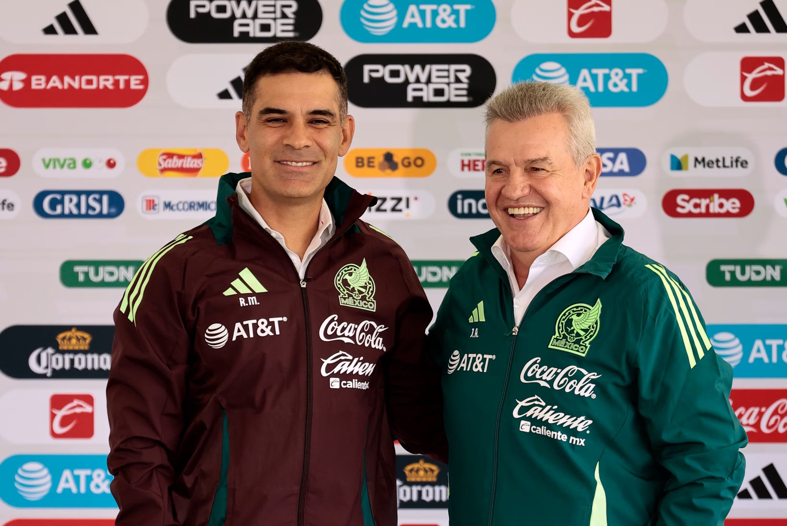 Imagen de archivo dl entrenador de la selección mexicana de fútbol, Javier Aguirre (d), y el auxiliar técnico, Rafael Márquez. EFE/José Méndez