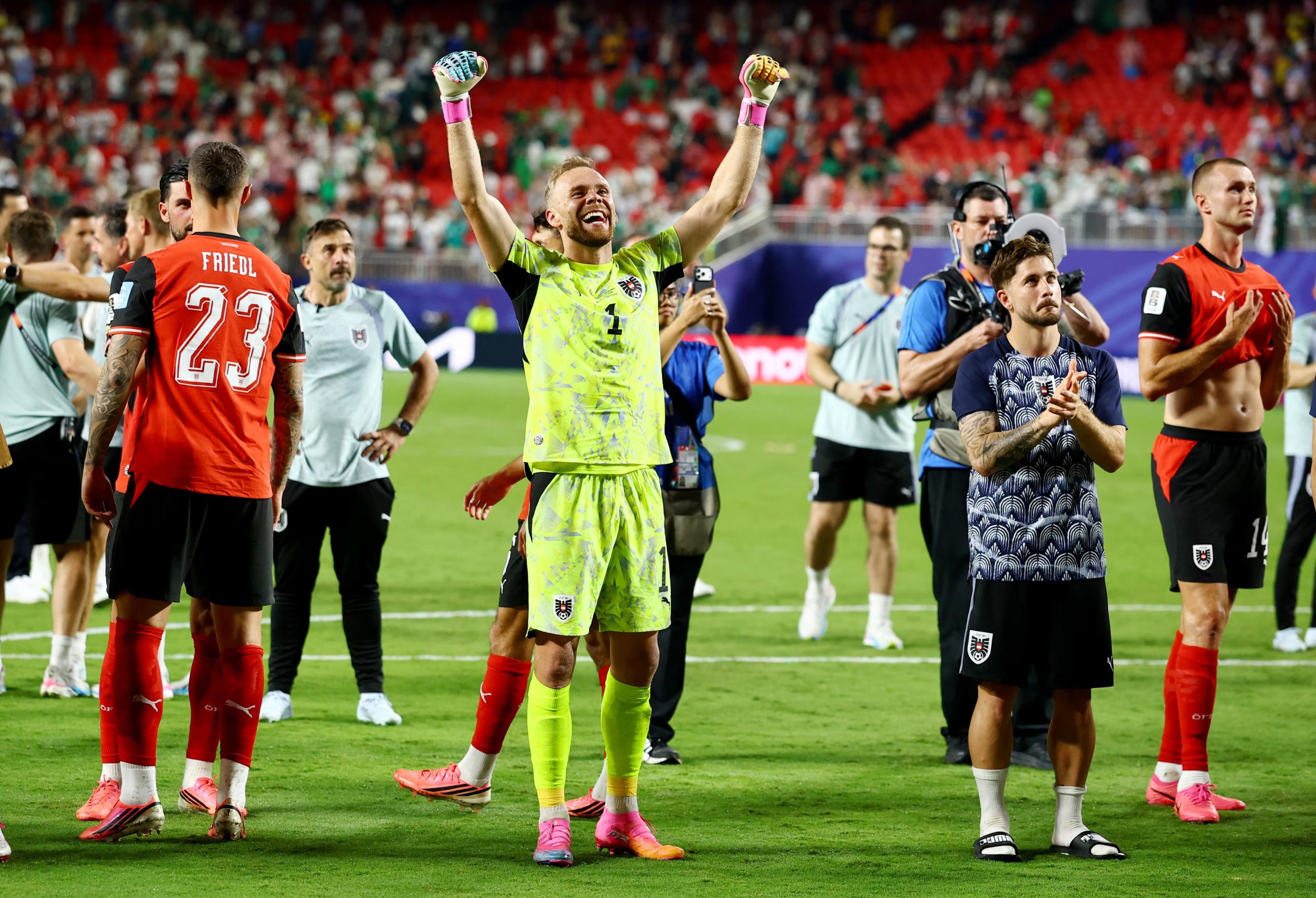 Los jugadores de Austria celebrando el pase a dieciseisavos (REUTERS/Phil Noble)