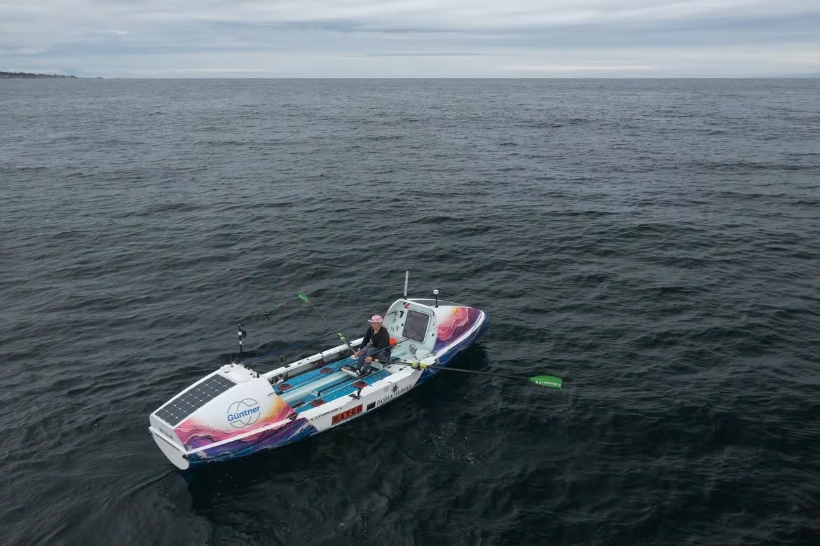 Pfendler zarpó desde Monterey en mayo con el objetivo de ser la primera mujer estadounidense en remar sola entre California y Hawái (@kelseypfendler)