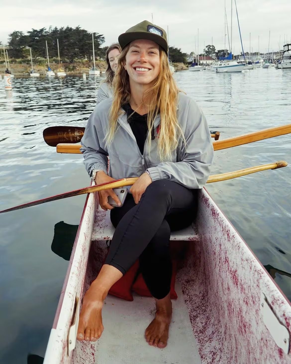 Kelsey Pfendler llegó a Honolulu el 3 de julio tras completar la ruta en menos de 44 días a bordo del bote Lily, y la Sociedad Internacional de Remo Oceánico sostuvo que su tiempo supera las marcas previas femenina y masculina (kelseypfendler)