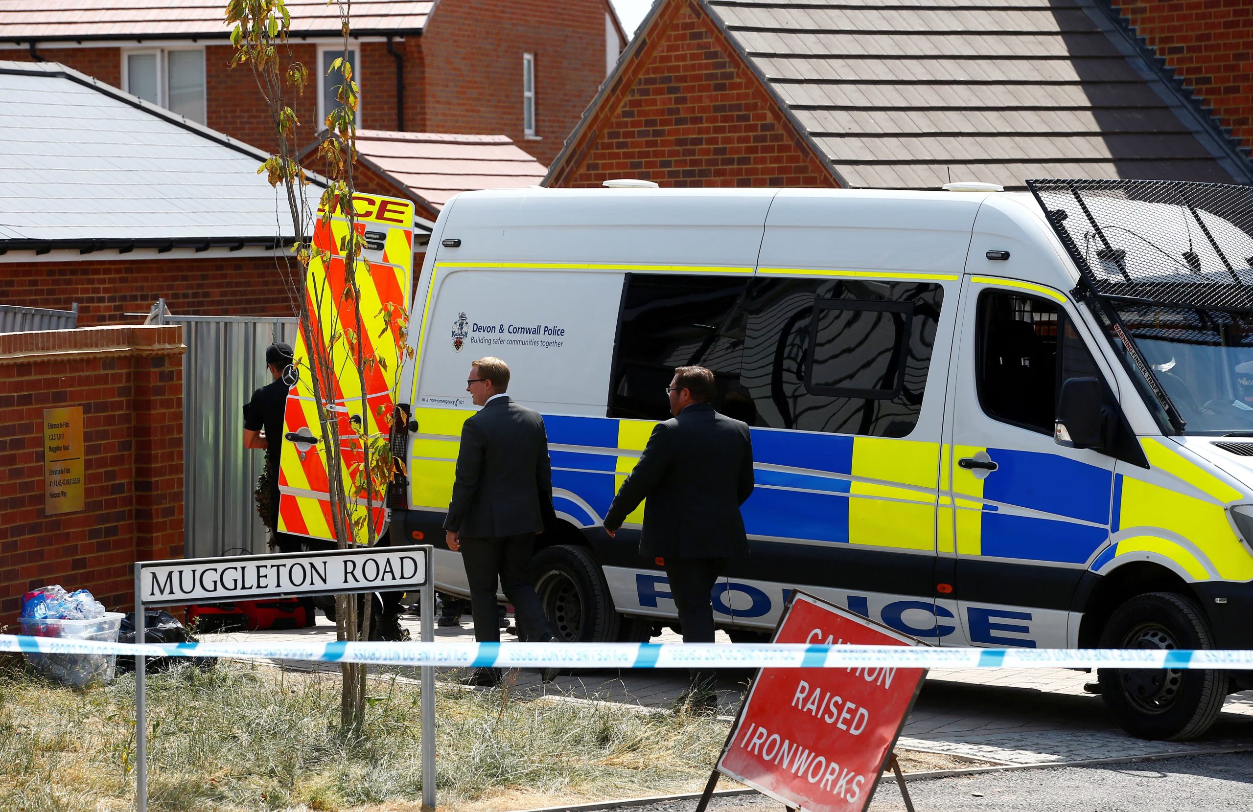 Investigadores policiales llegan al complejo residencial de Muggleton Road, en Amesbury, Inglaterra, donde dos personas fueron expuestas al agente nervioso Novichok (REUTERS/Archivo)