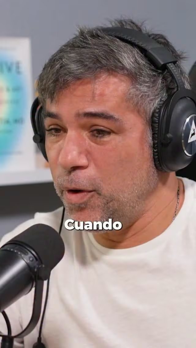 Renzo Schuller se presenta con auriculares y micrófono mientras conversa sobre su diagnóstico de TDAH a los 45 años.