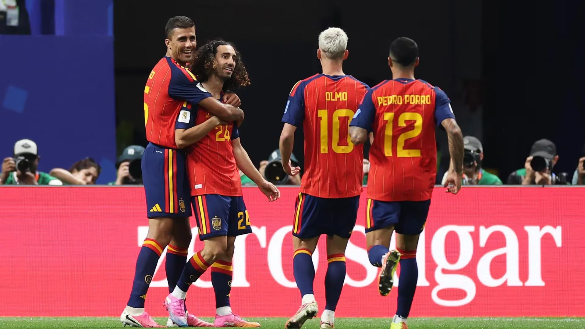Marc Cucurella, abroquelado por Rodri, Dani Olmo y Pedro Porro. - Crédito: EFE