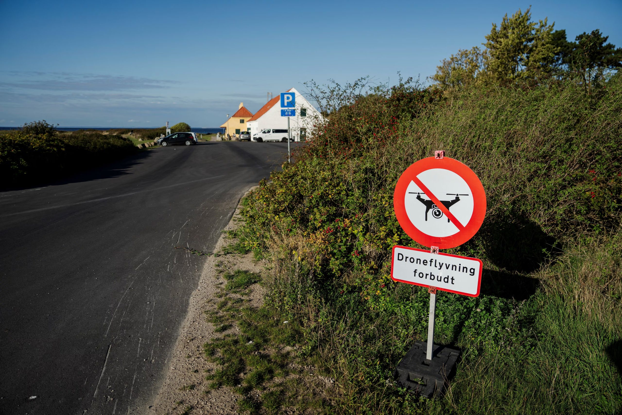 Un cartel prohíbe volar drones en Halsskov, Dinamarca, tras el cierre temporal del espacio aéreo civil por avistamientos sospechosos, el 30 de septiembre de 2025 (REUTERS/Mads Claus Rasmussen)