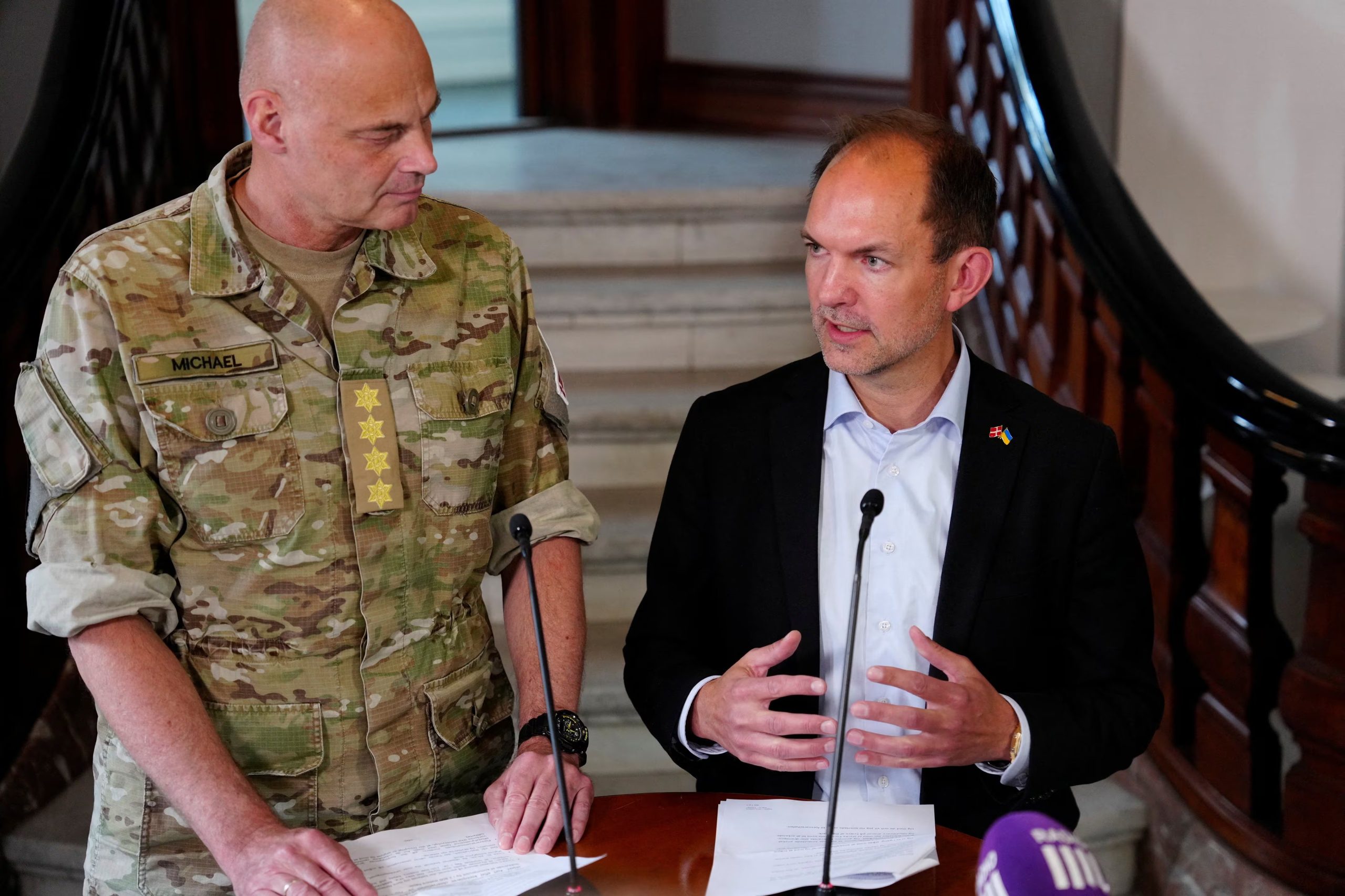 El ministro de Defensa danés, Jeppe Bruus, y el jefe de Defensa, Michael Hyldgaard, presentan un informe sobre las incursiones de drones de 2025, el 19 de junio de 2026 (REUTERS/Sebastian Elias Uth)